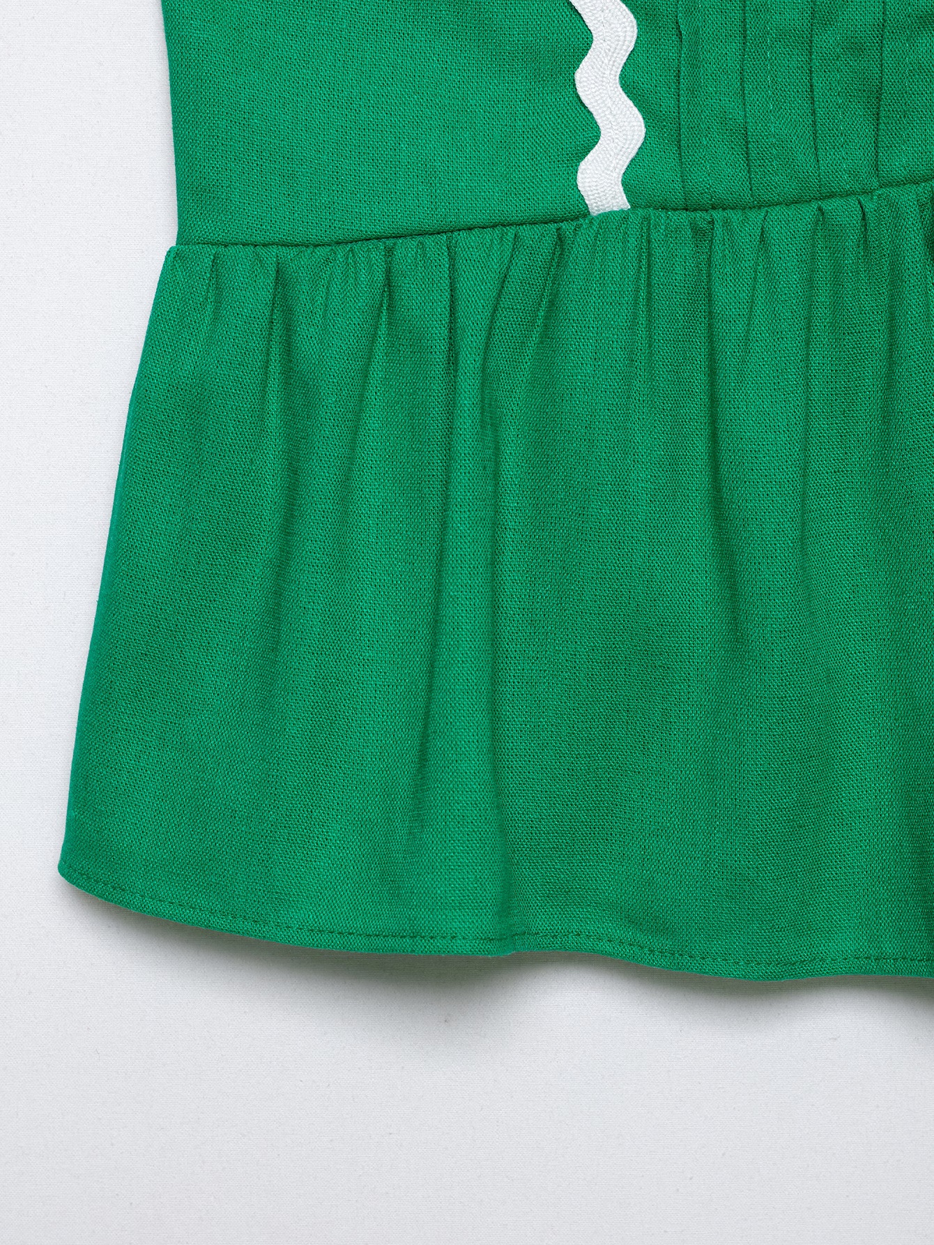 Elegante top a balze verde con bordo ondulato - Stile estivo
