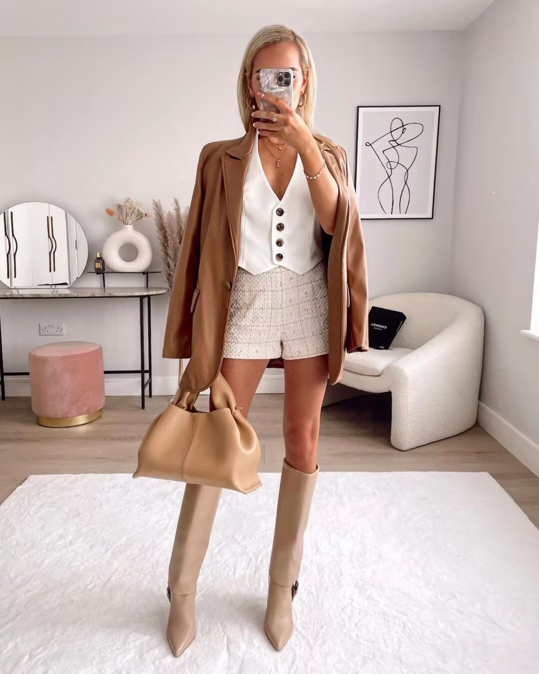 Elegante top corto bianco con scollo all'americana per donna