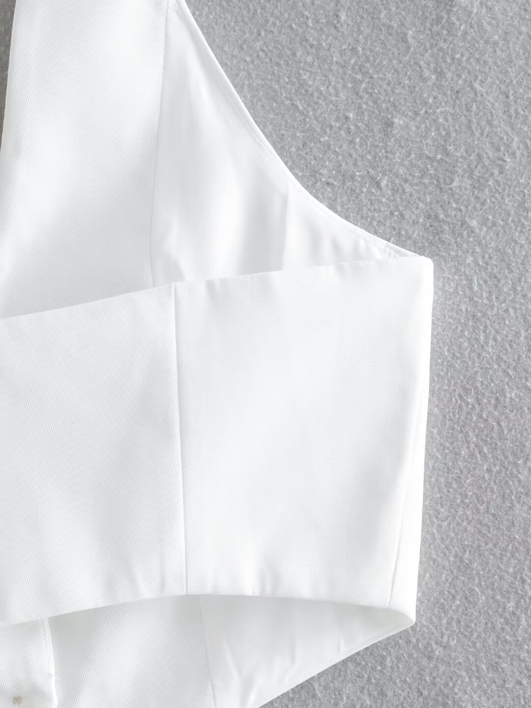 Elegante top corto bianco con scollo all'americana per donna