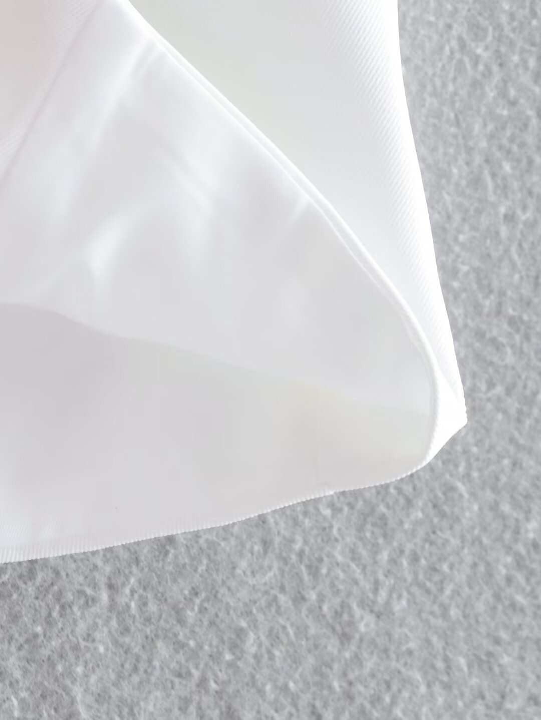 Elegante top corto bianco con scollo all'americana per donna