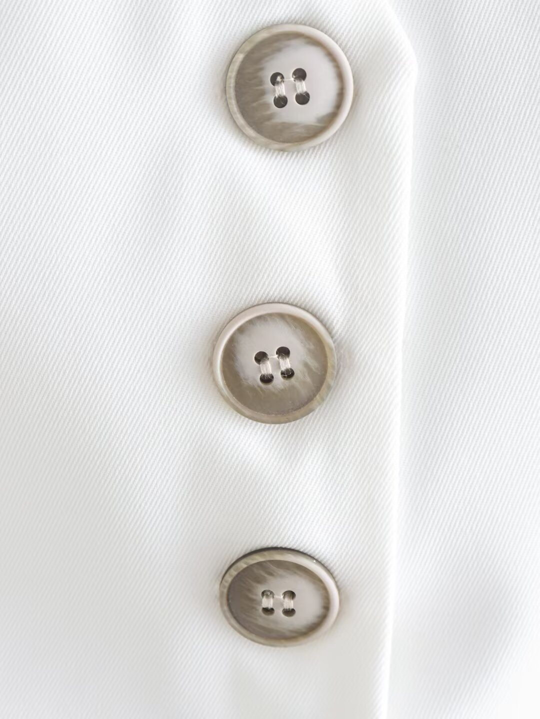 Elegante top corto bianco con scollo all'americana per donna