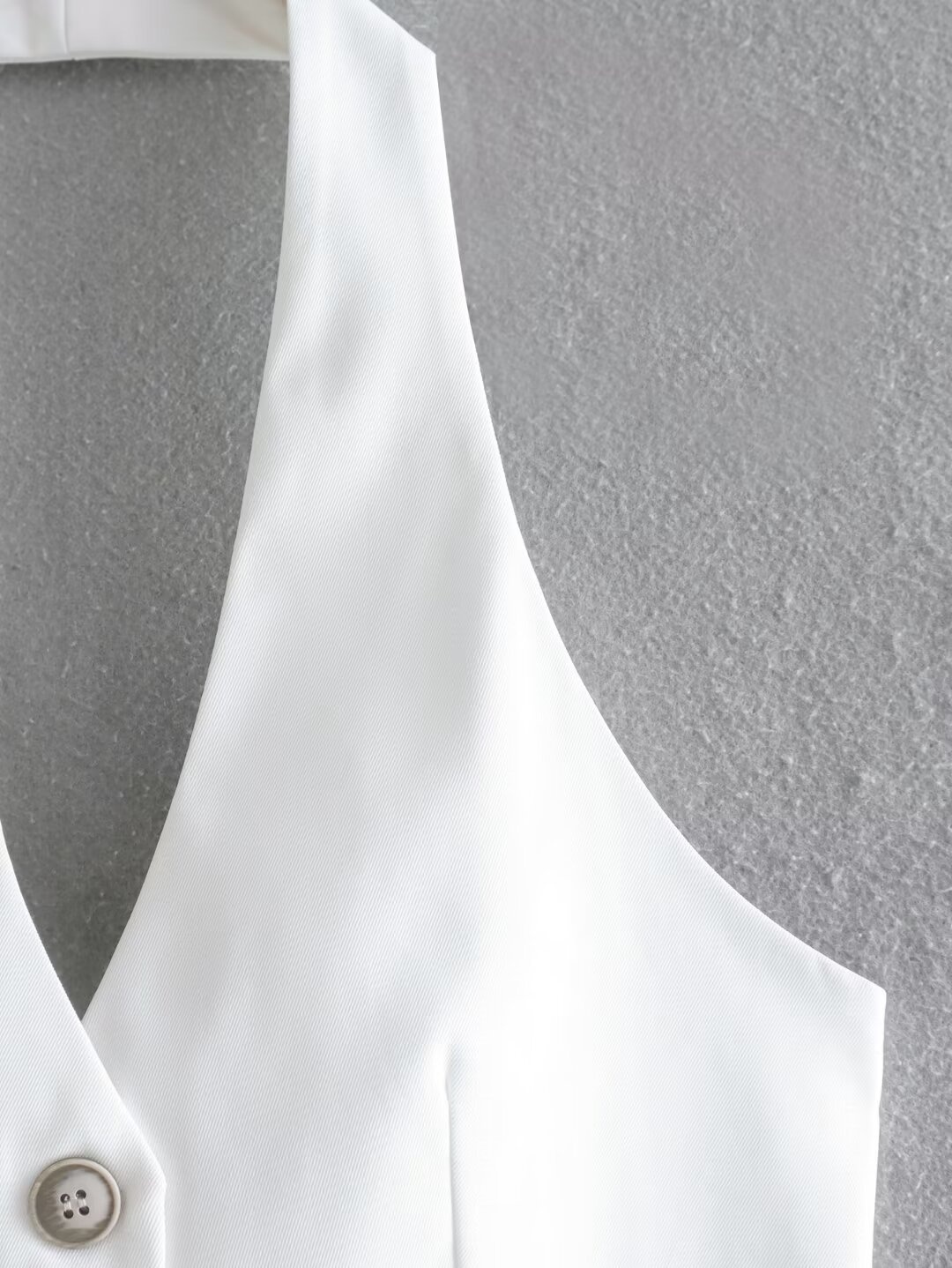 Elegante top corto bianco con scollo all'americana per donna