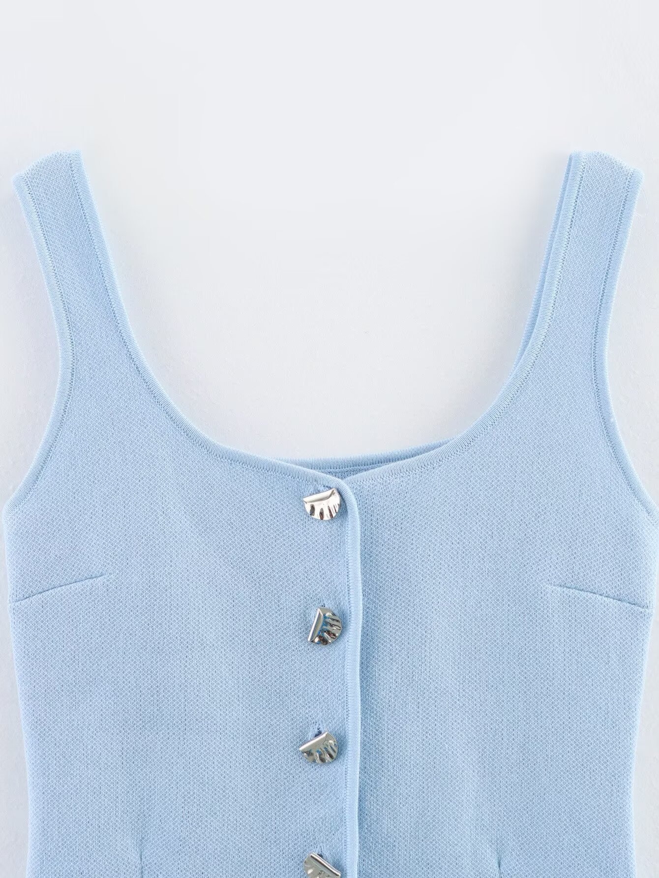 Elegante top in maglia senza maniche con abbottonatura frontale