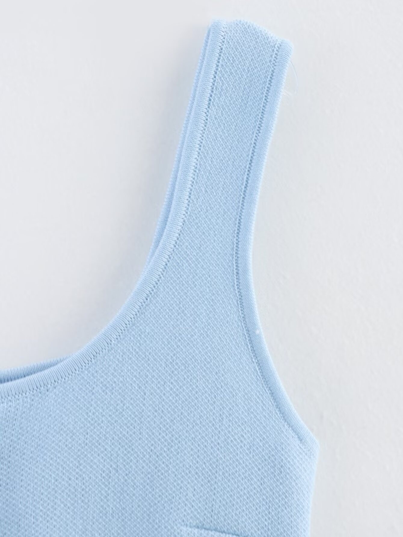 Elegante top in maglia senza maniche con abbottonatura frontale