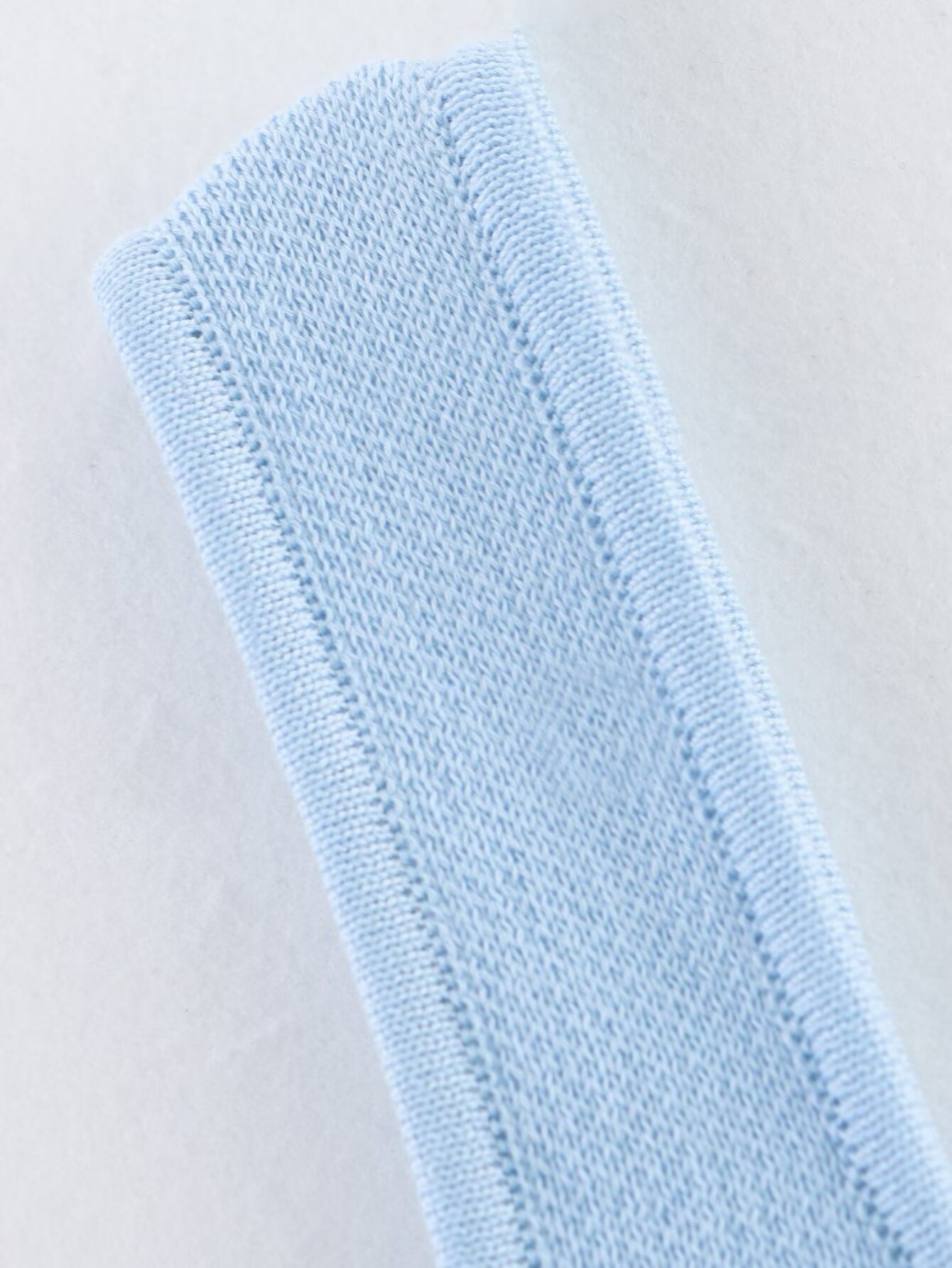 Elegante top in maglia senza maniche con abbottonatura frontale