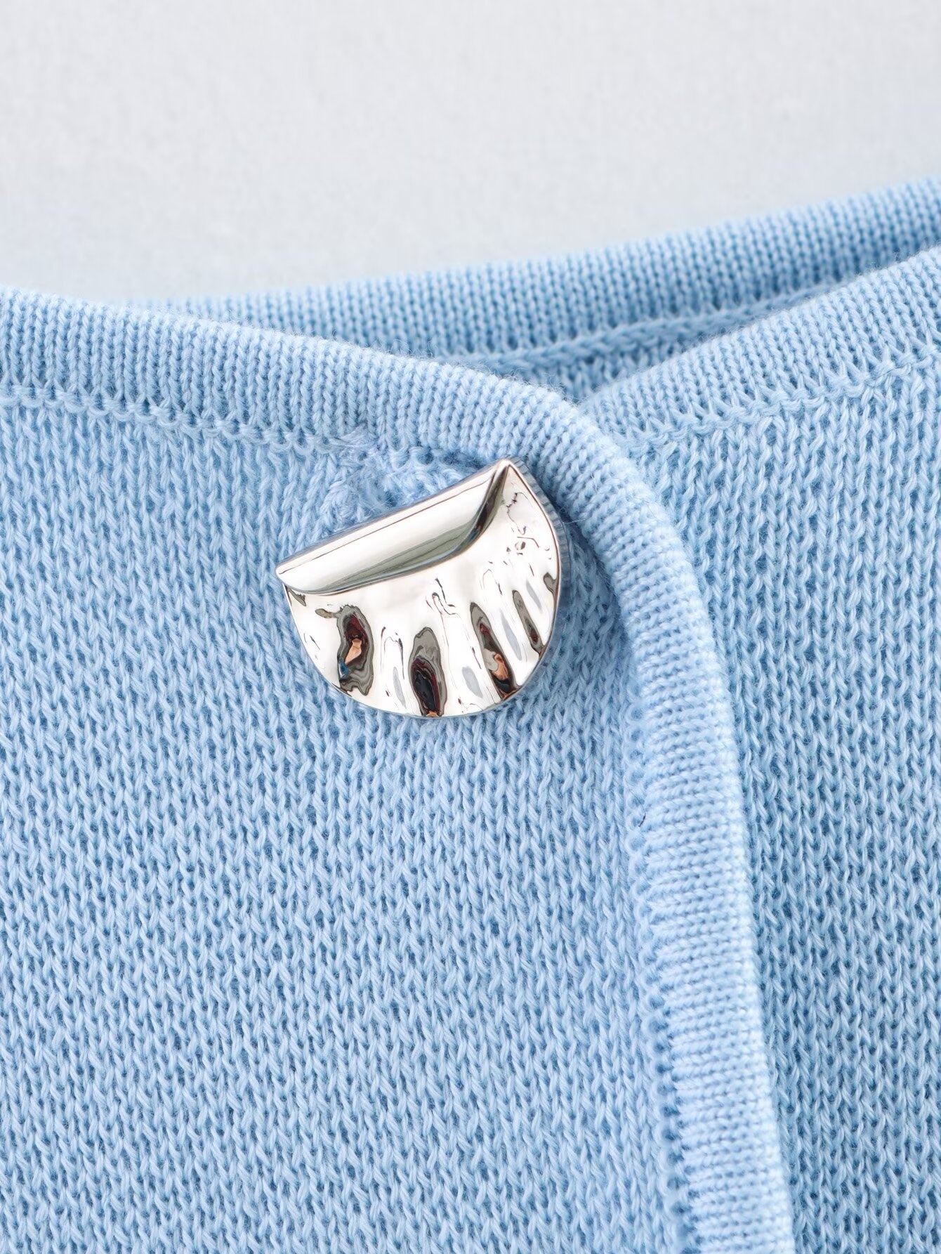 Elegante top in maglia senza maniche con abbottonatura frontale