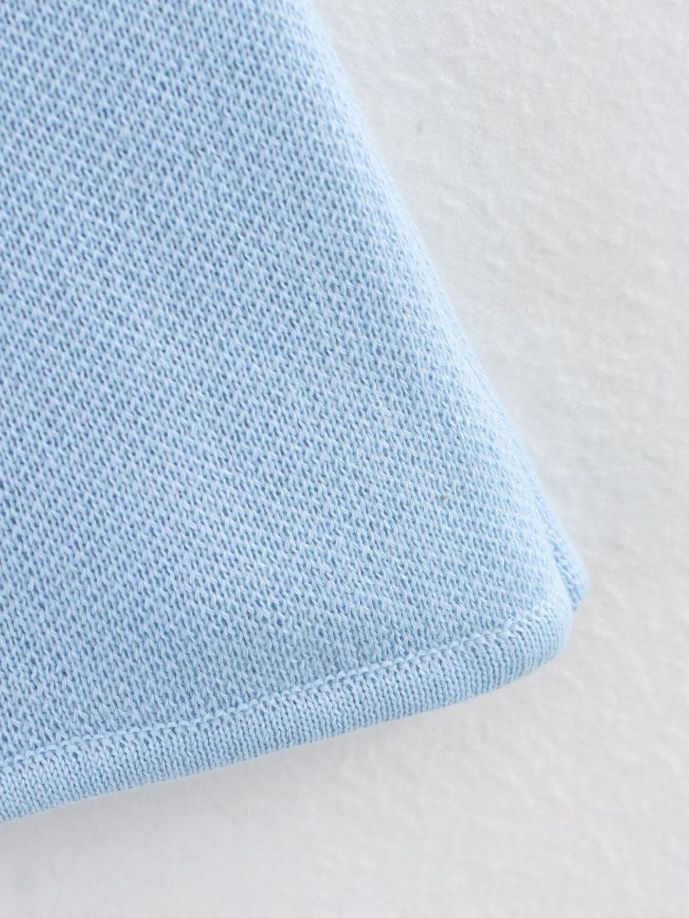 Elegante top in maglia senza maniche con abbottonatura frontale