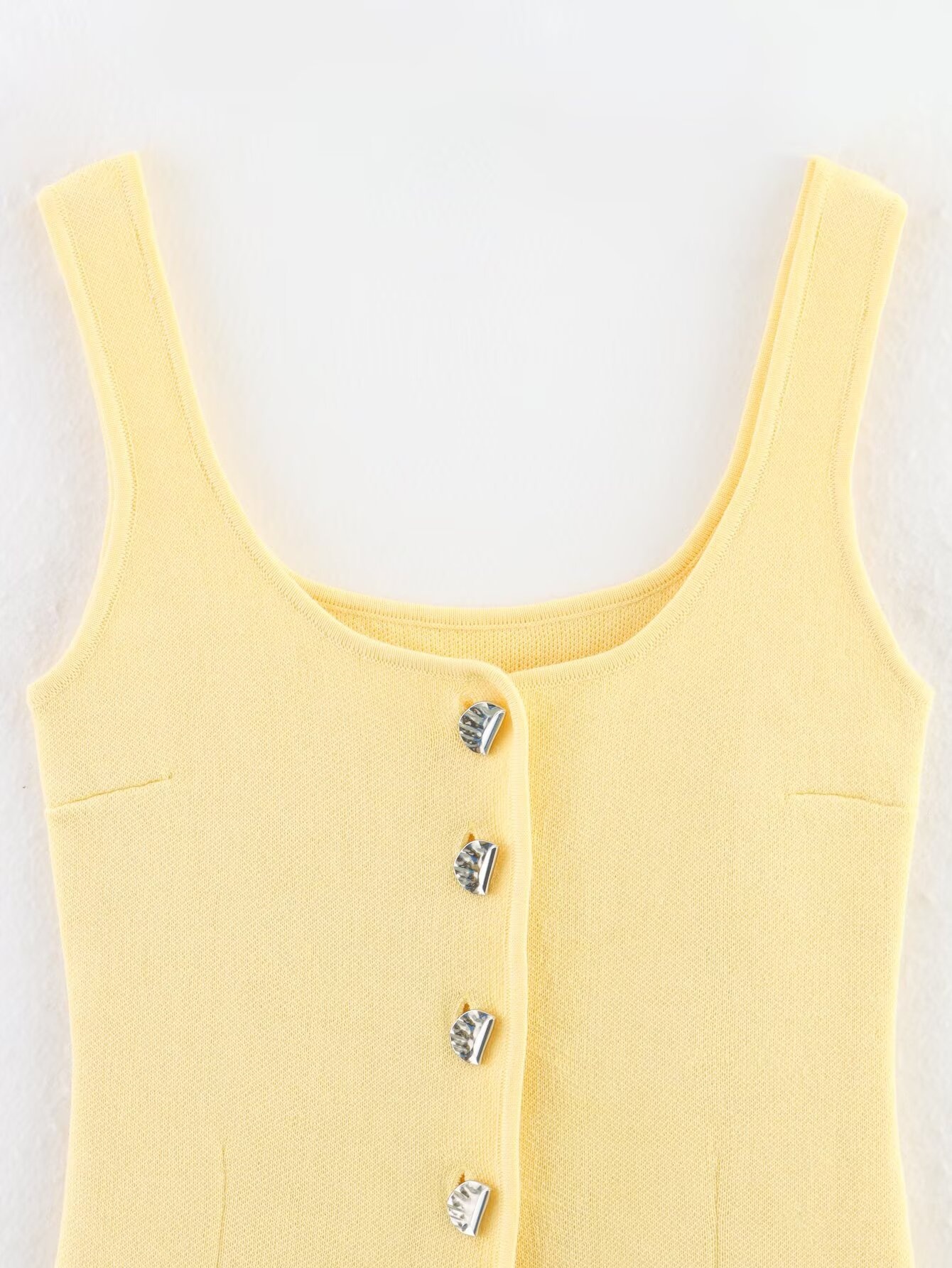 Elegante top in maglia senza maniche con abbottonatura frontale