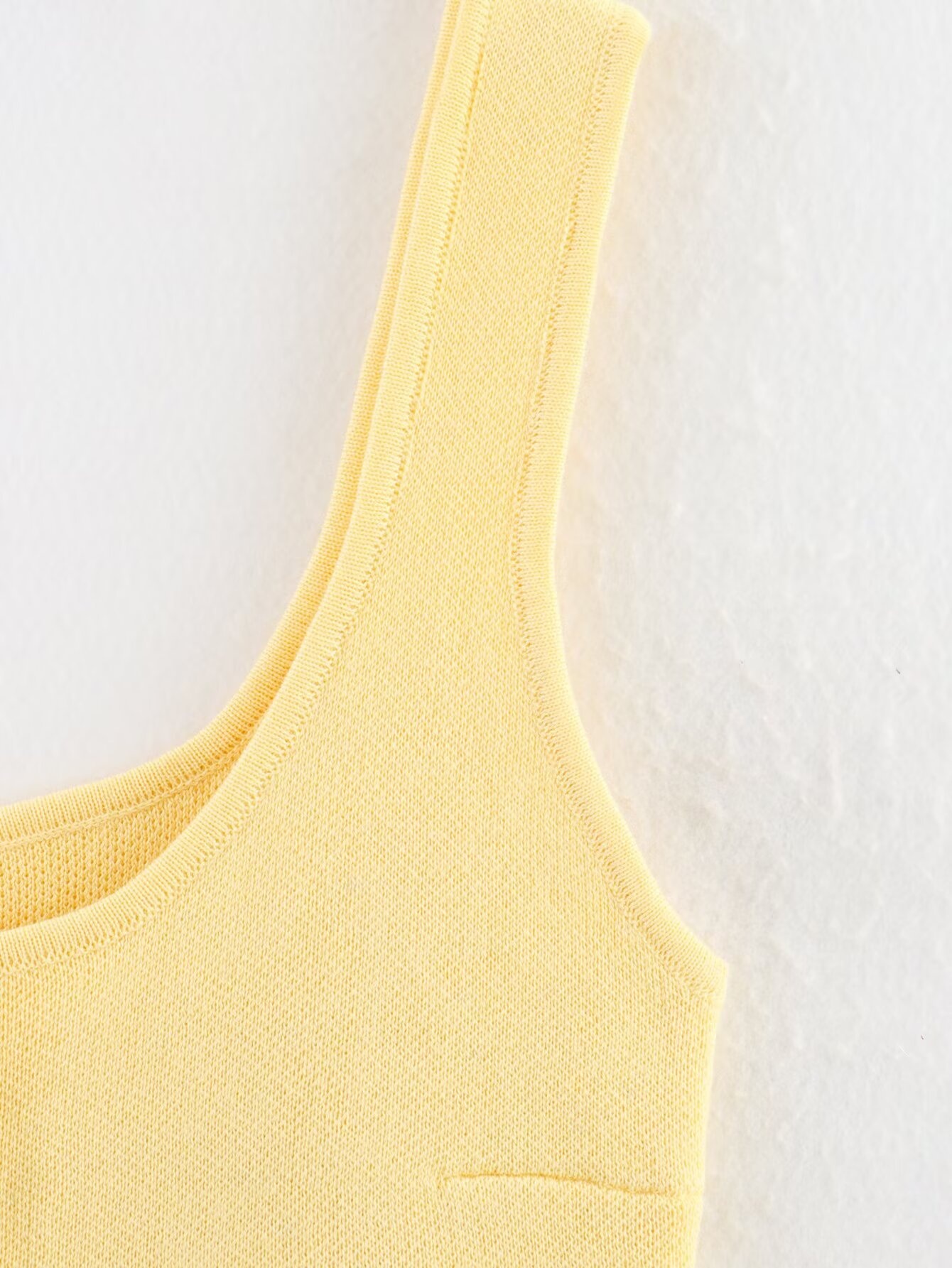 Elegante top in maglia senza maniche con abbottonatura frontale