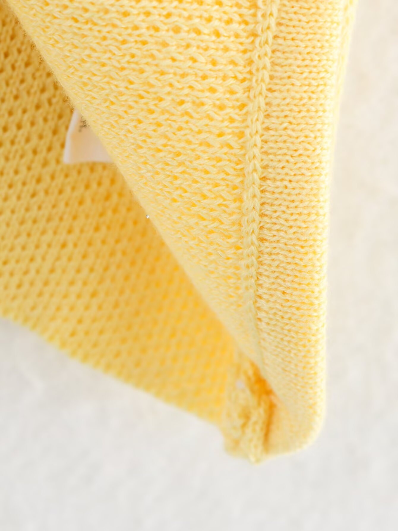 Elegante top in maglia senza maniche con abbottonatura frontale