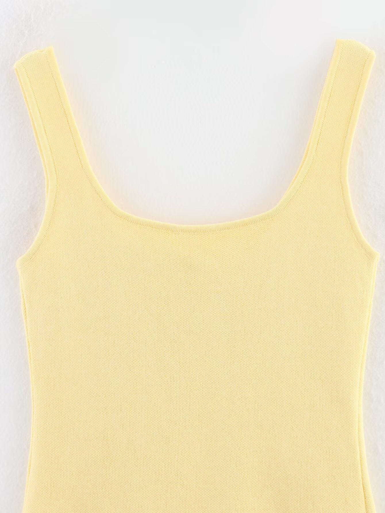 Elegante top in maglia senza maniche con abbottonatura frontale