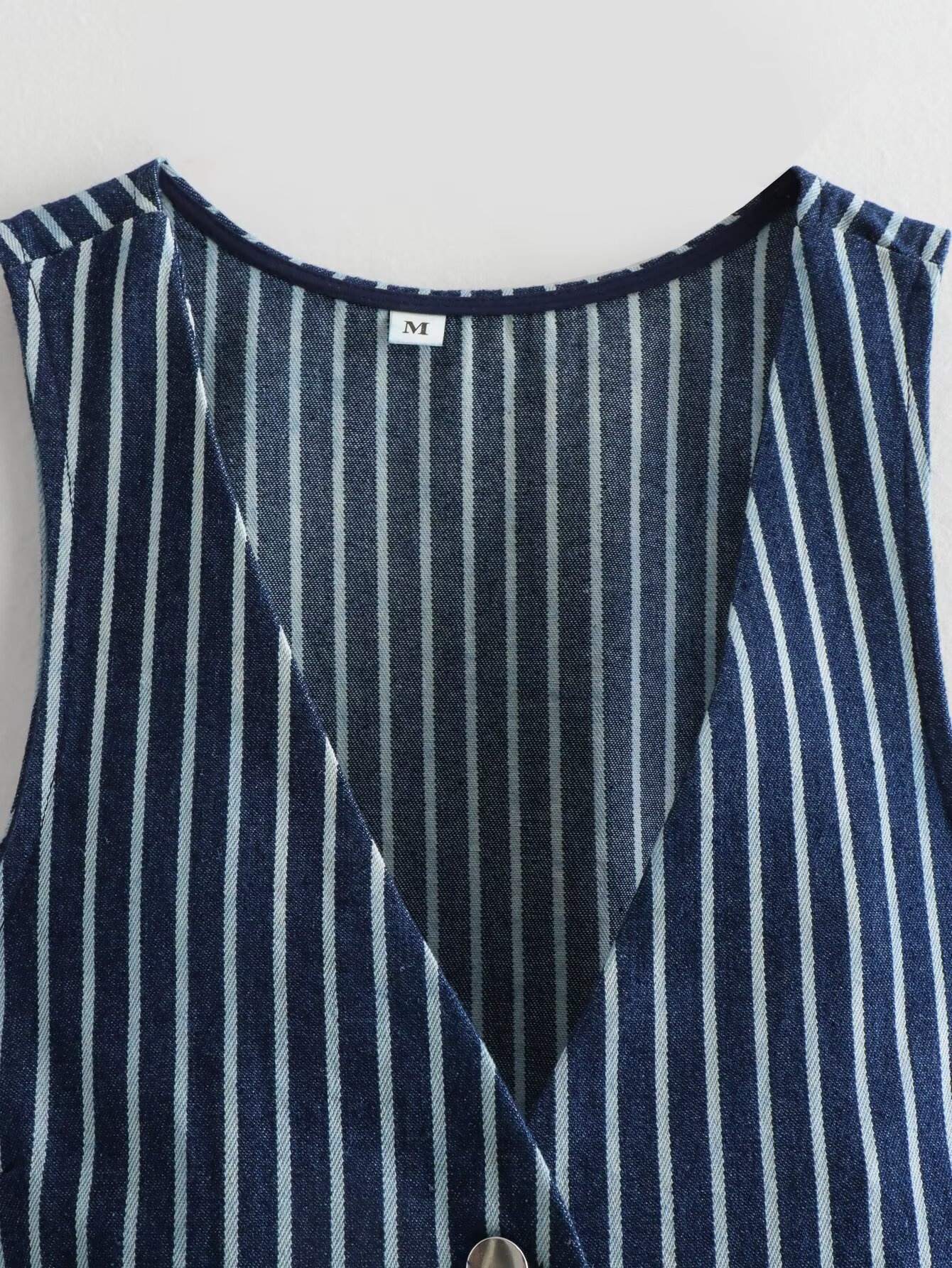 Gilet da donna a righe con scollo a V e bottoni - Top corto senza maniche