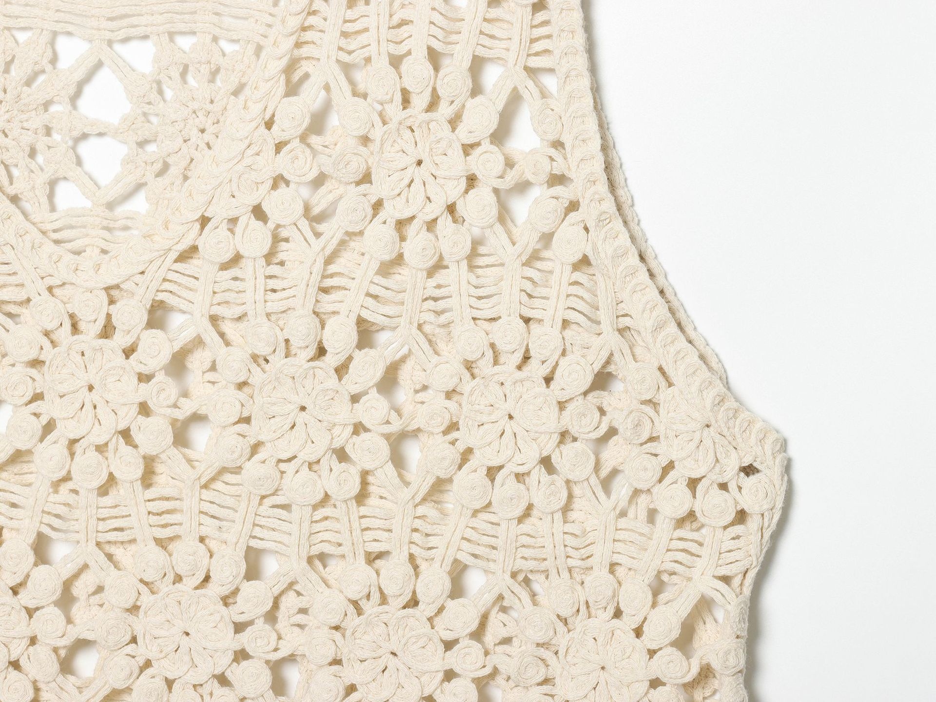 Elegante crop top in maglia all'uncinetto color avorio sporco - Senza maniche, con scollo a V
