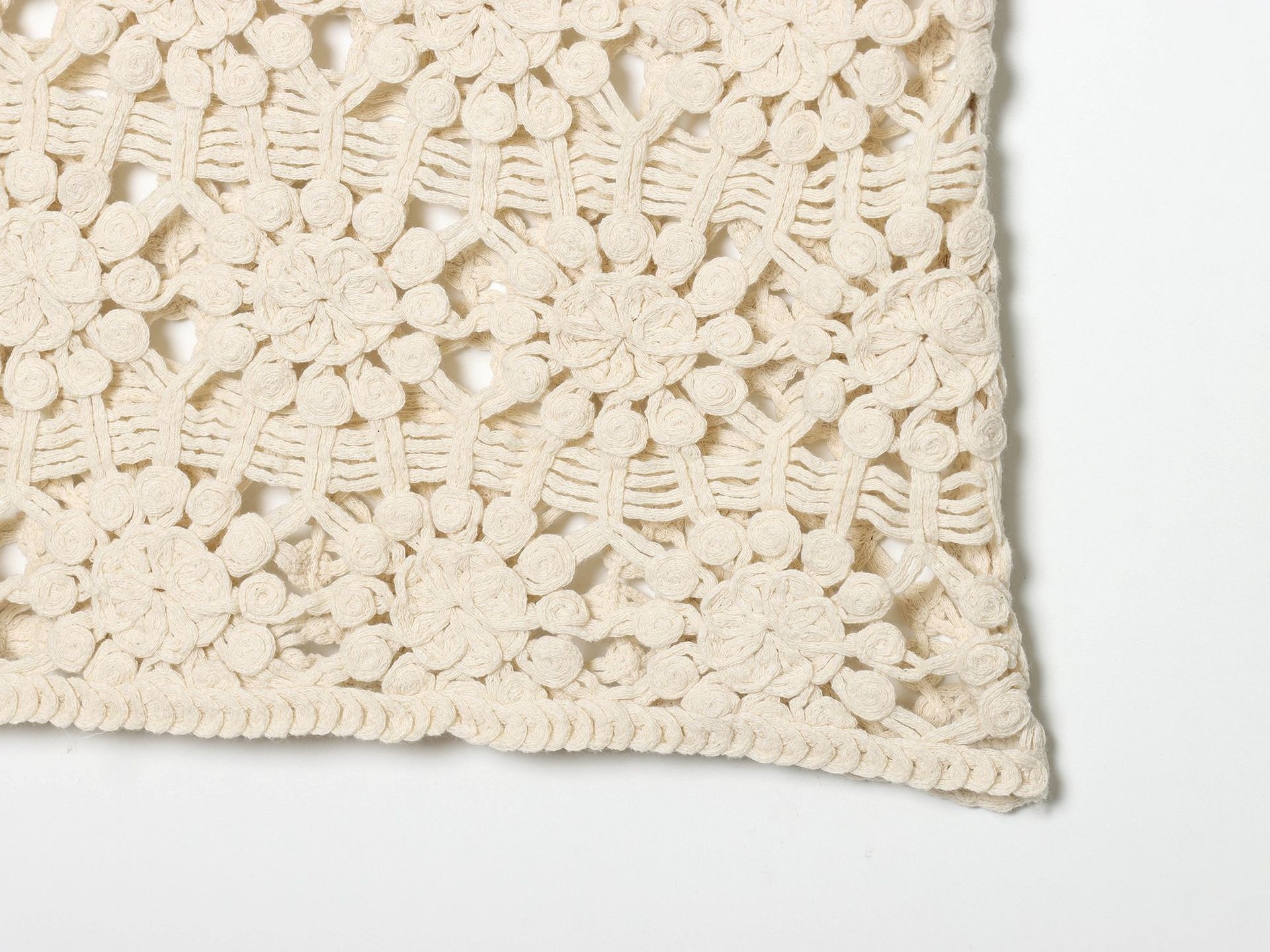 Elegante crop top in maglia all'uncinetto color avorio sporco - Senza maniche, con scollo a V