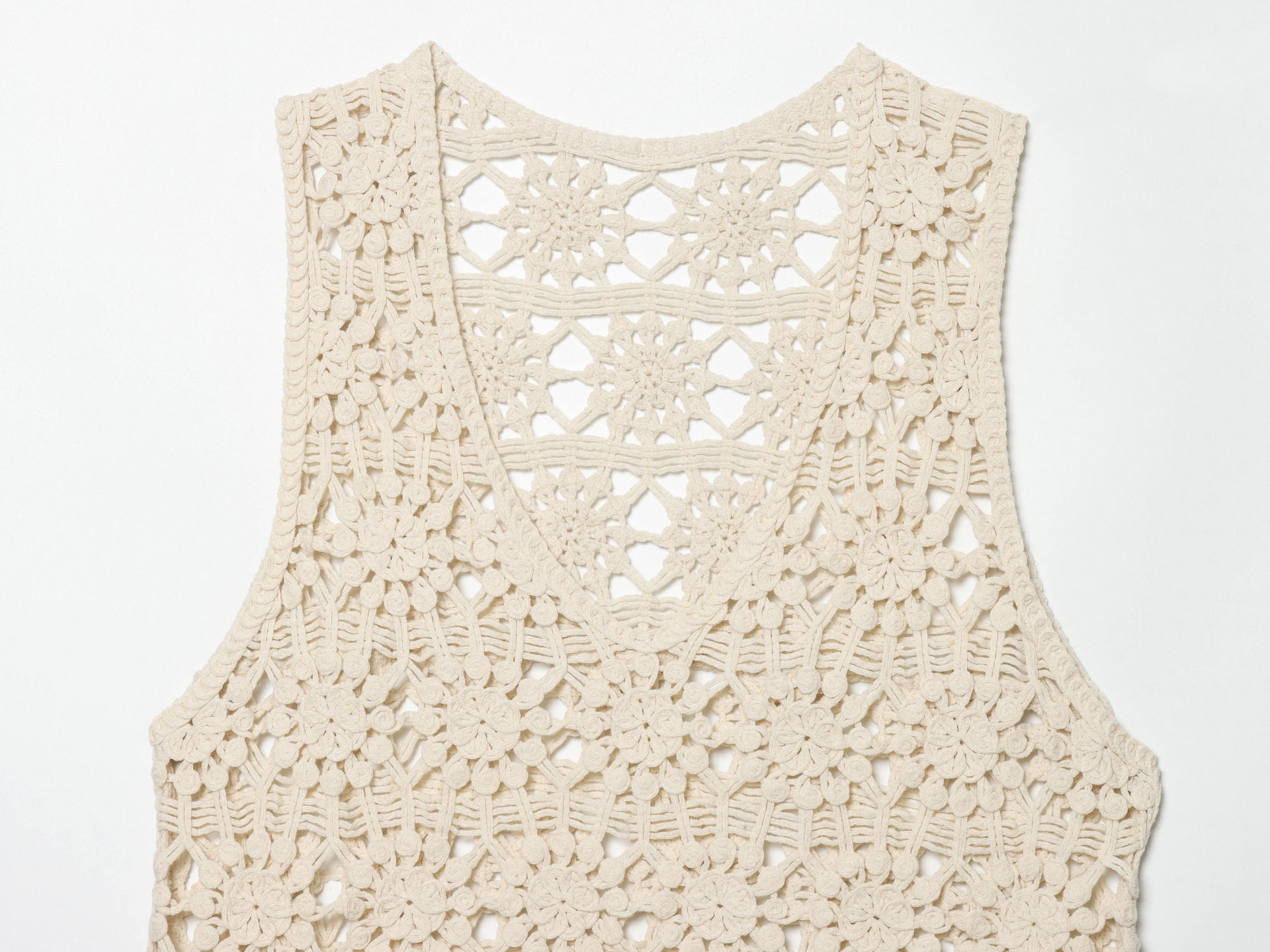 Elegante crop top in maglia all'uncinetto color avorio sporco - Senza maniche, con scollo a V