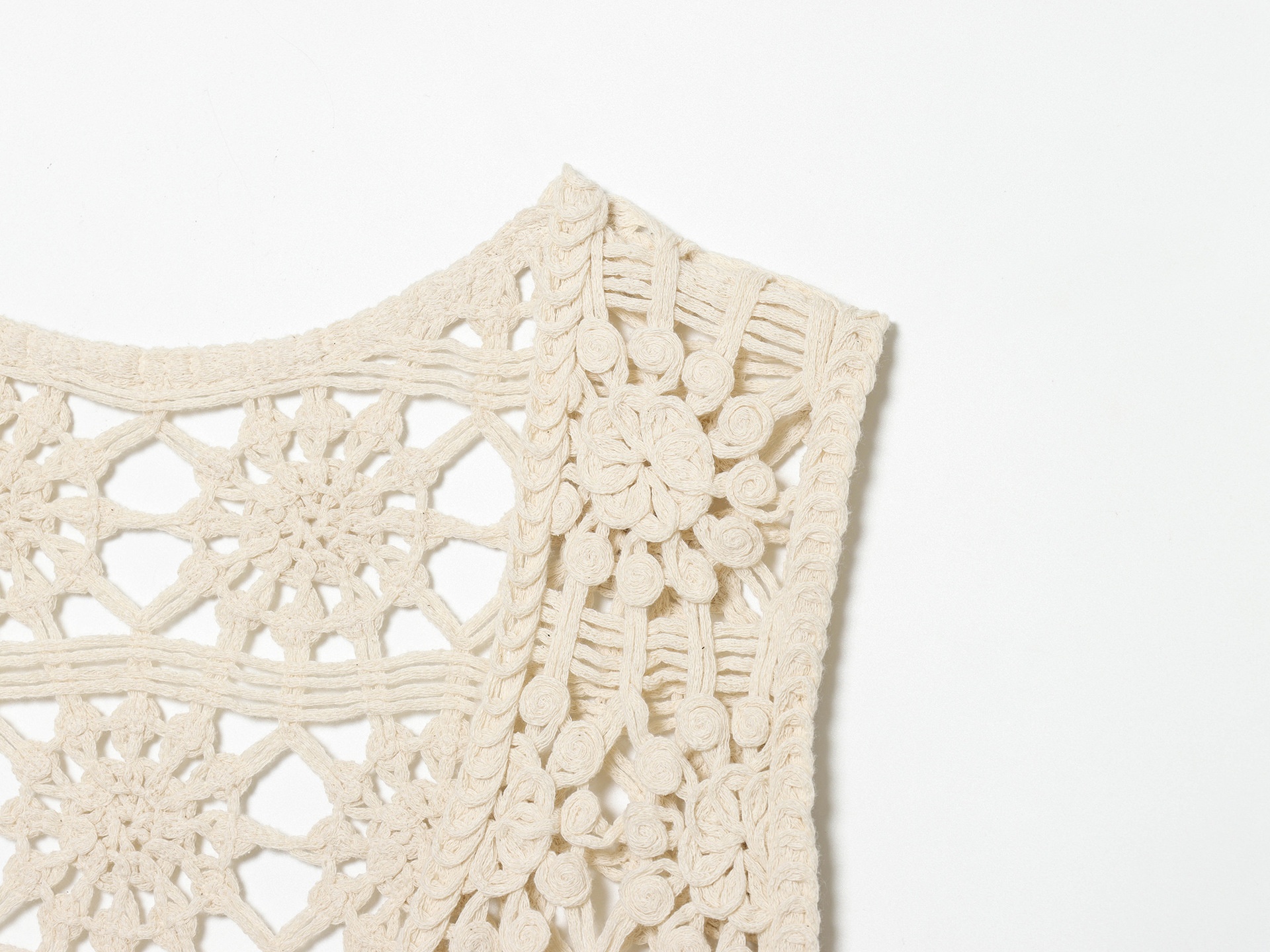 Elegante crop top in maglia all'uncinetto color avorio sporco - Senza maniche, con scollo a V
