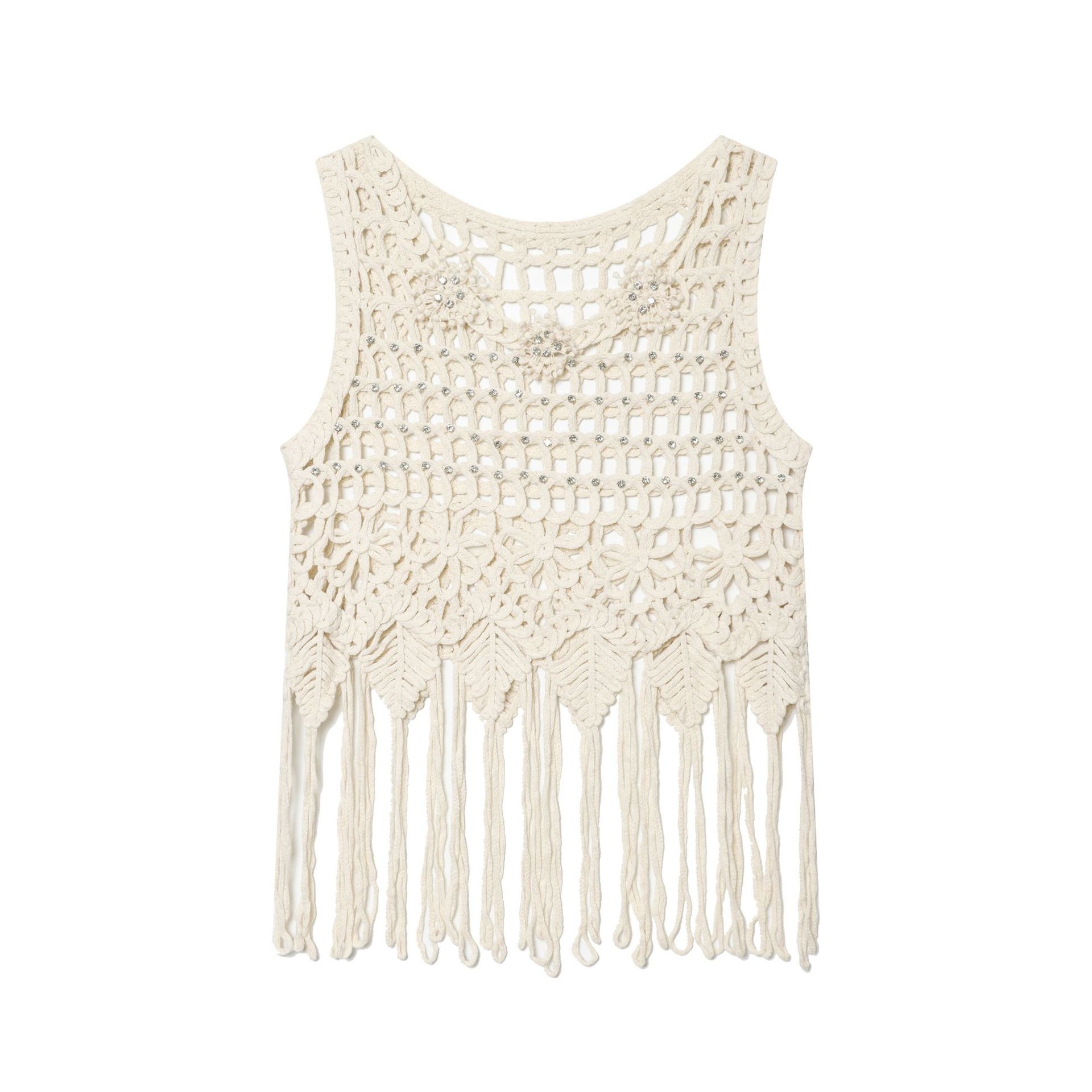 Top corto boho all'uncinetto con frange e decorazioni.