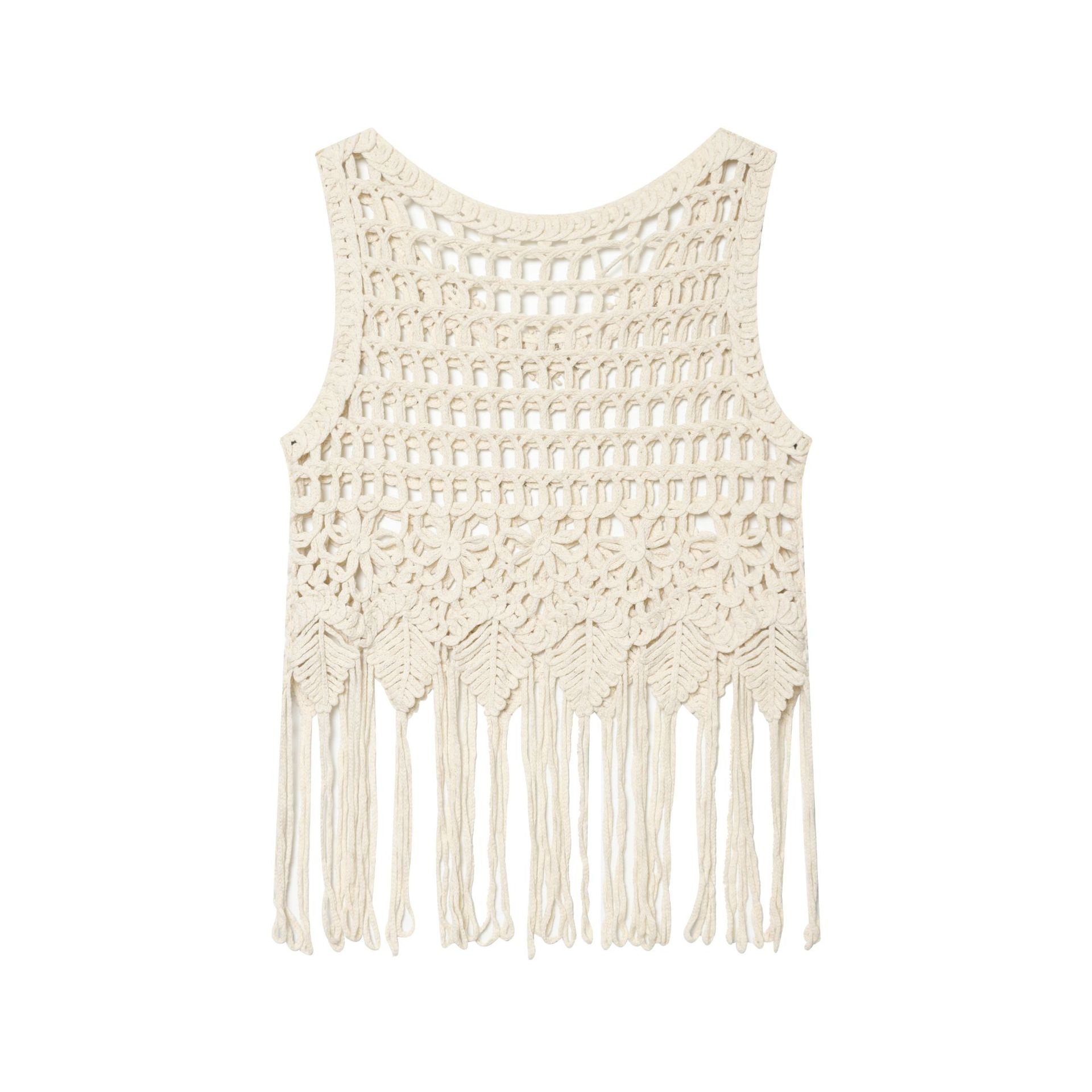 Top corto boho all'uncinetto con frange e decorazioni.
