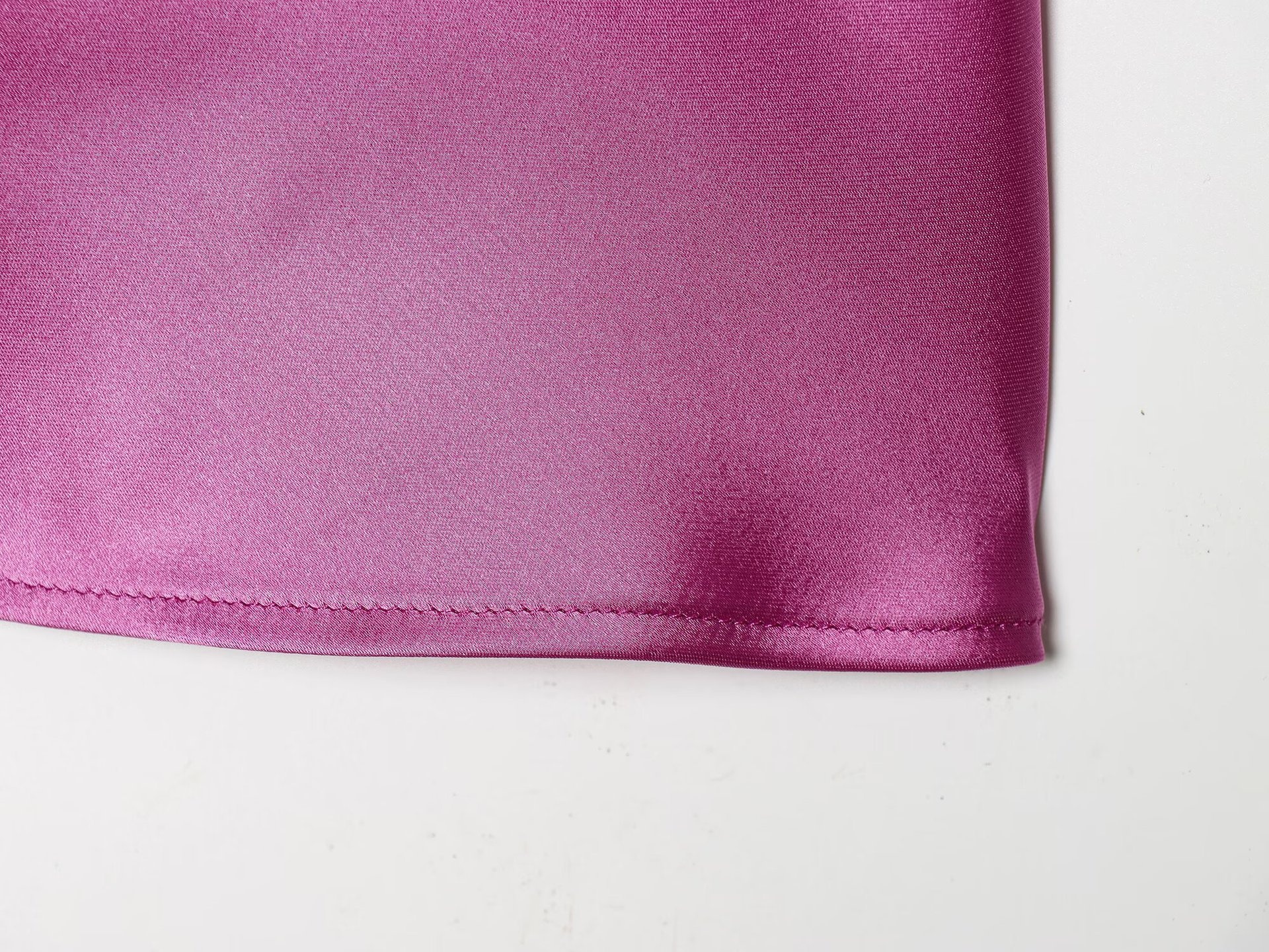 Top senza maniche in raso con scollo a cascata e allacciatura al collo - Elegante blusa senza maniche