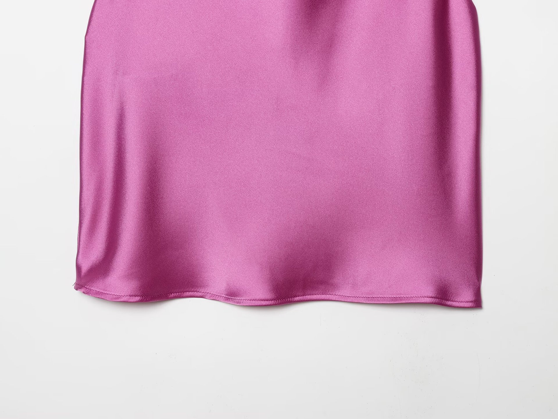 Top senza maniche in raso con scollo a cascata e allacciatura al collo - Elegante blusa senza maniche
