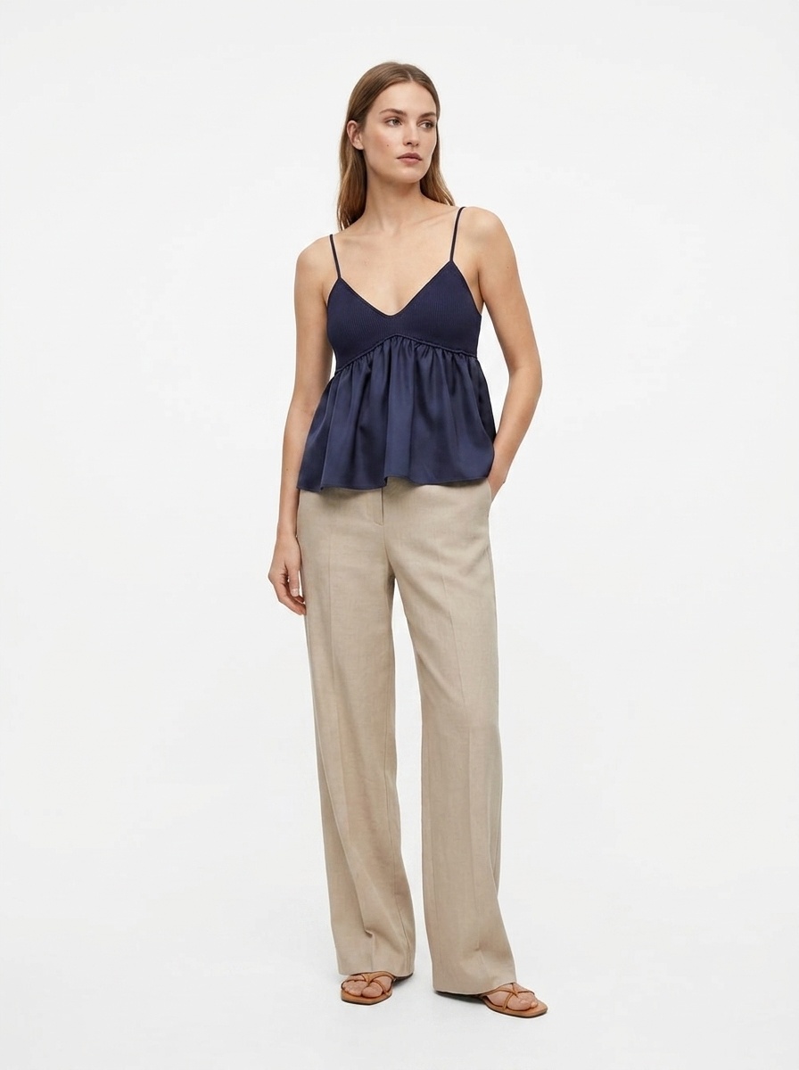 Top a canotta blu navy a coste con scollo a V e volant