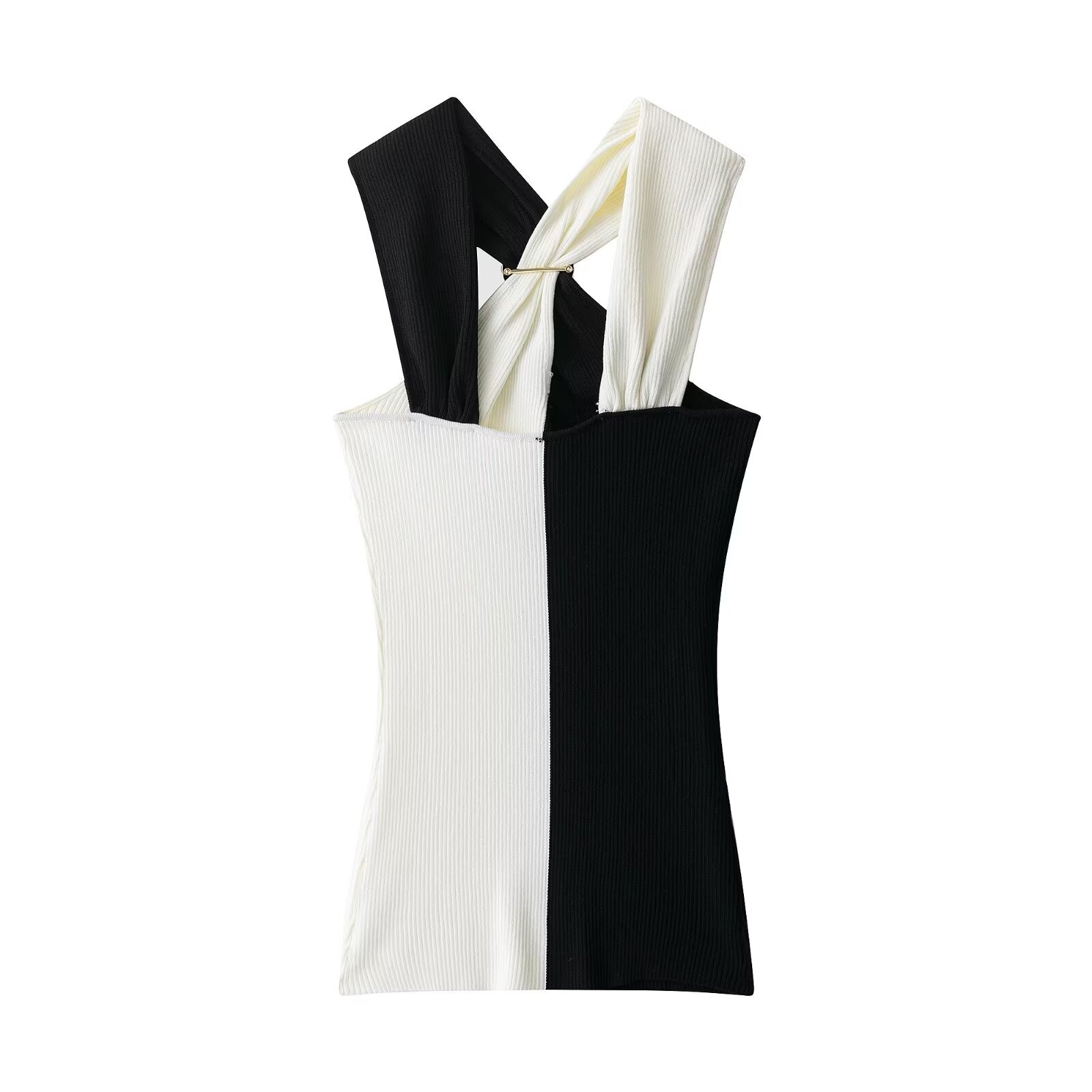Elegante top a collo alto a coste con blocchi di colore e dettaglio ad anello in metallo.