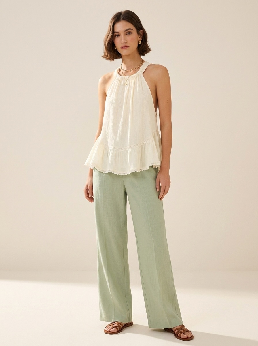 Elegante top all'americana in tessuto stropicciato con volant e finiture in pizzo.