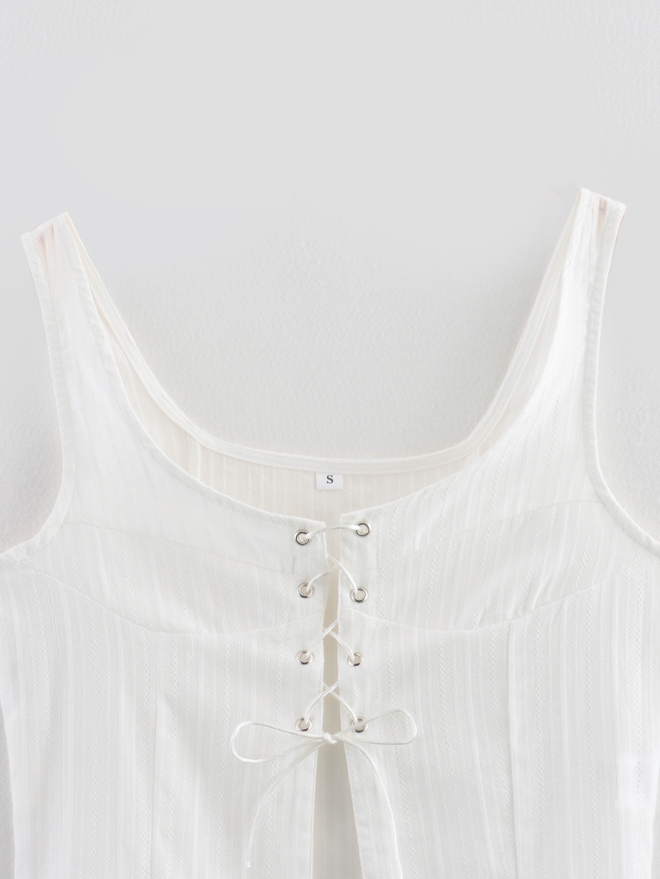 Elegante top corto a coste bianco con lacci e scollo quadrato