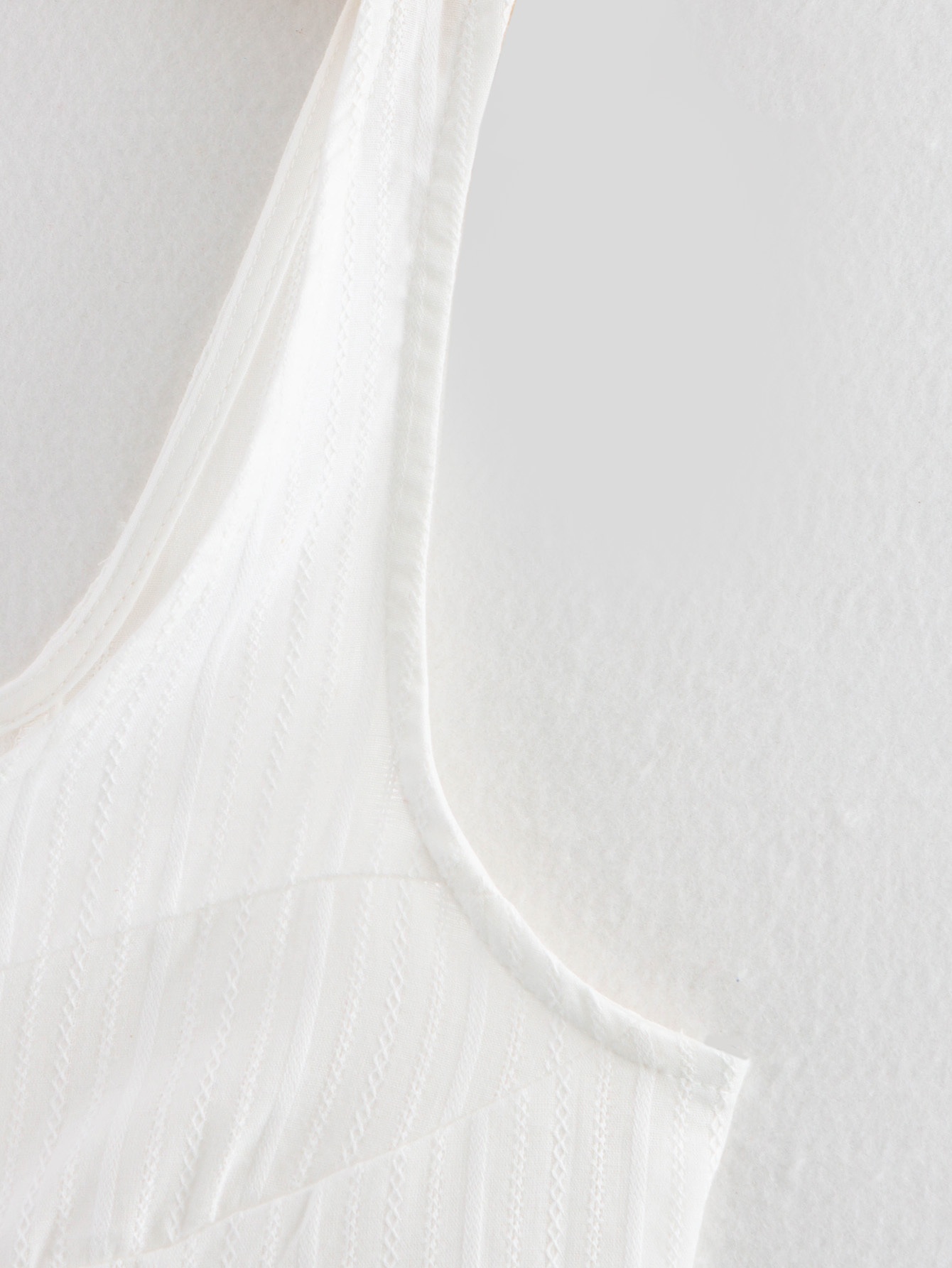 Elegante top corto a coste bianco con lacci e scollo quadrato