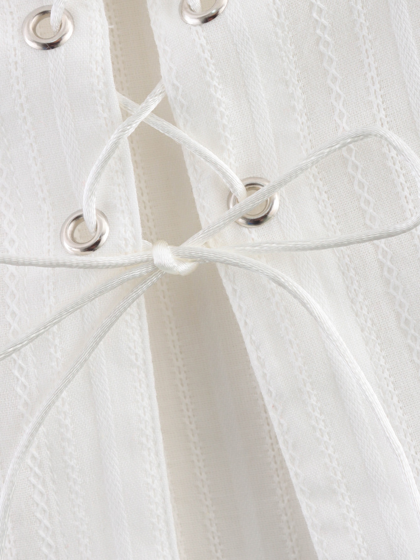 Elegante top corto a coste bianco con lacci e scollo quadrato