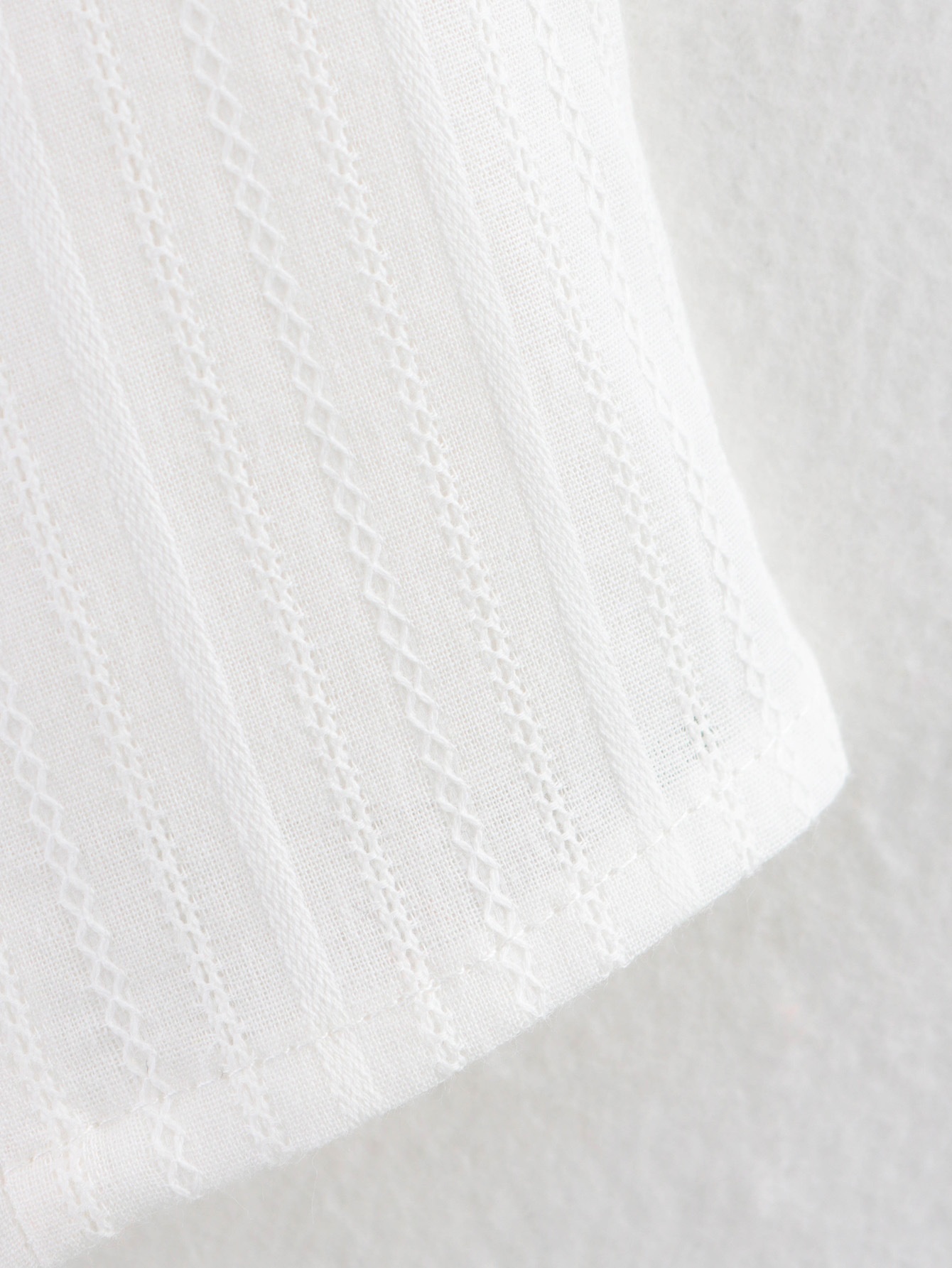 Elegante top corto a coste bianco con lacci e scollo quadrato