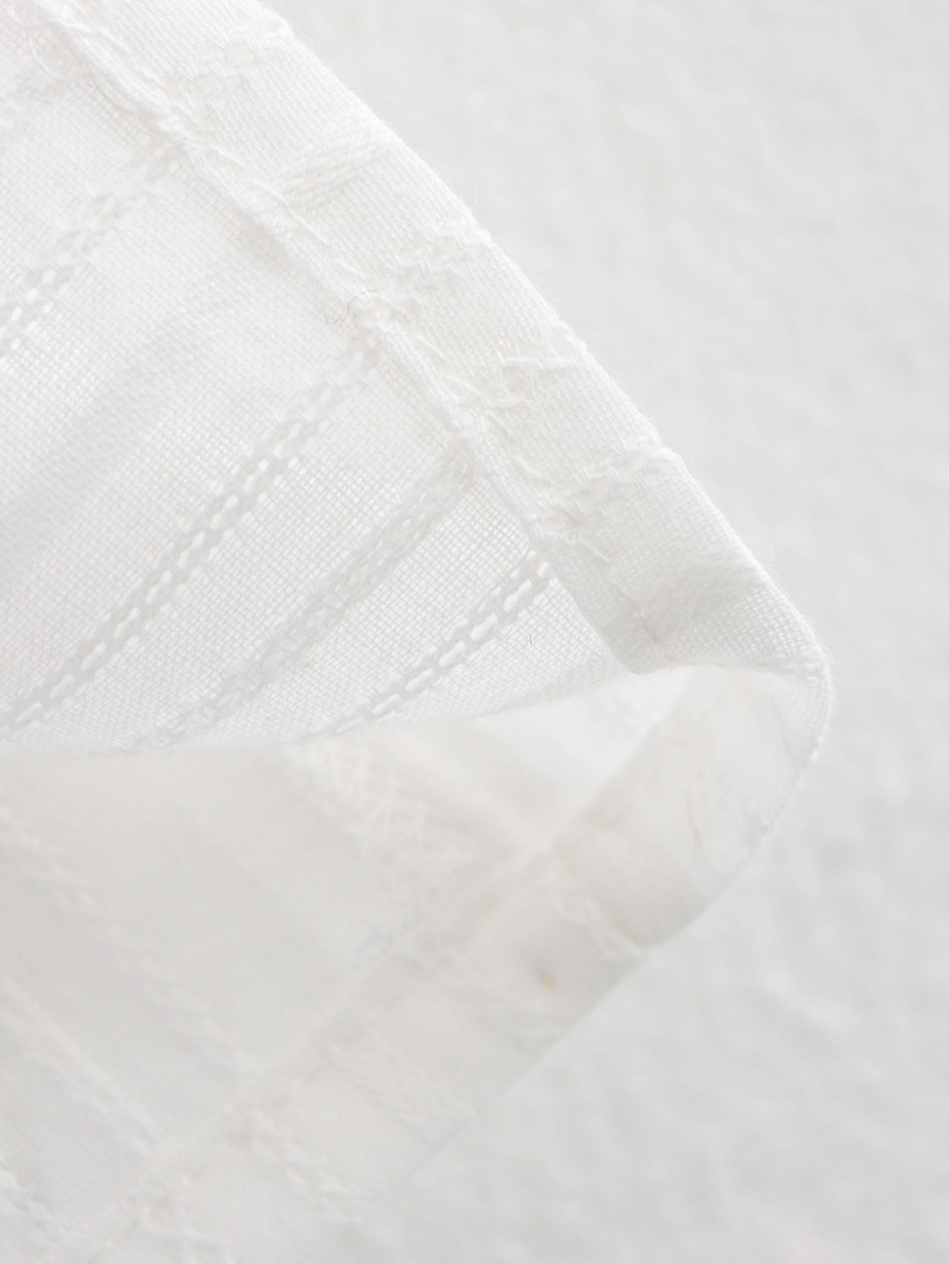 Elegante top corto a coste bianco con lacci e scollo quadrato