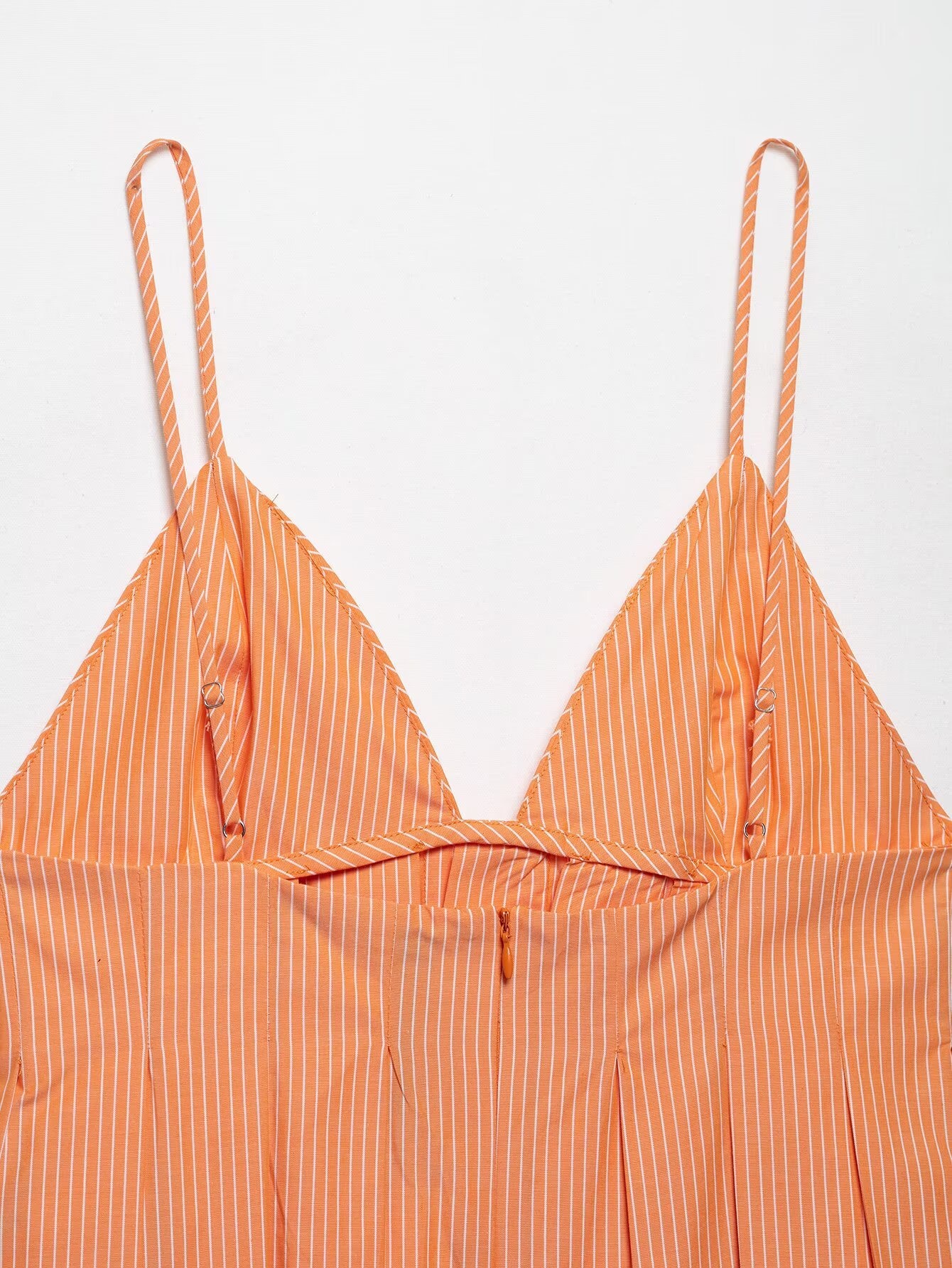 Top a canotta plissettato con scollo a V e righe arancioni