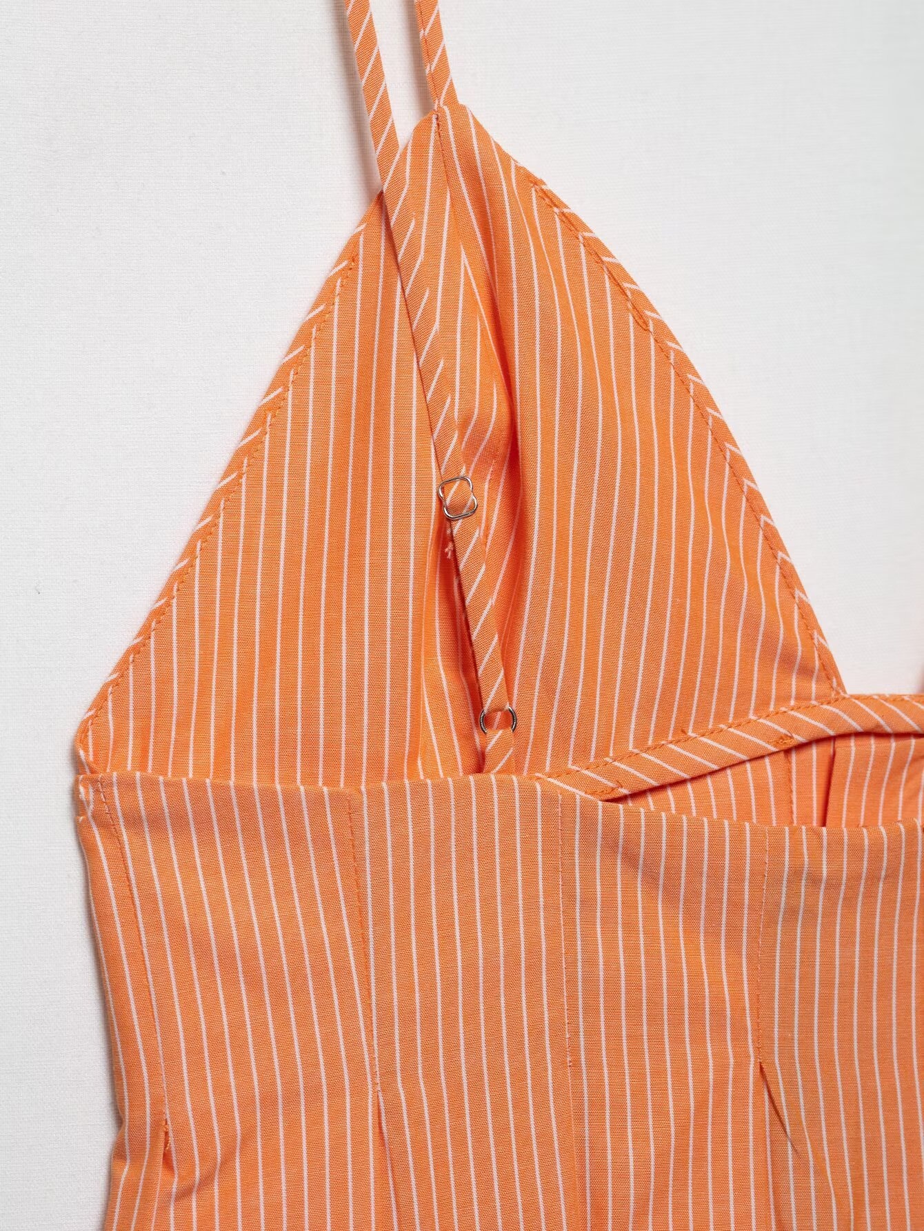 Top a canotta plissettato con scollo a V e righe arancioni
