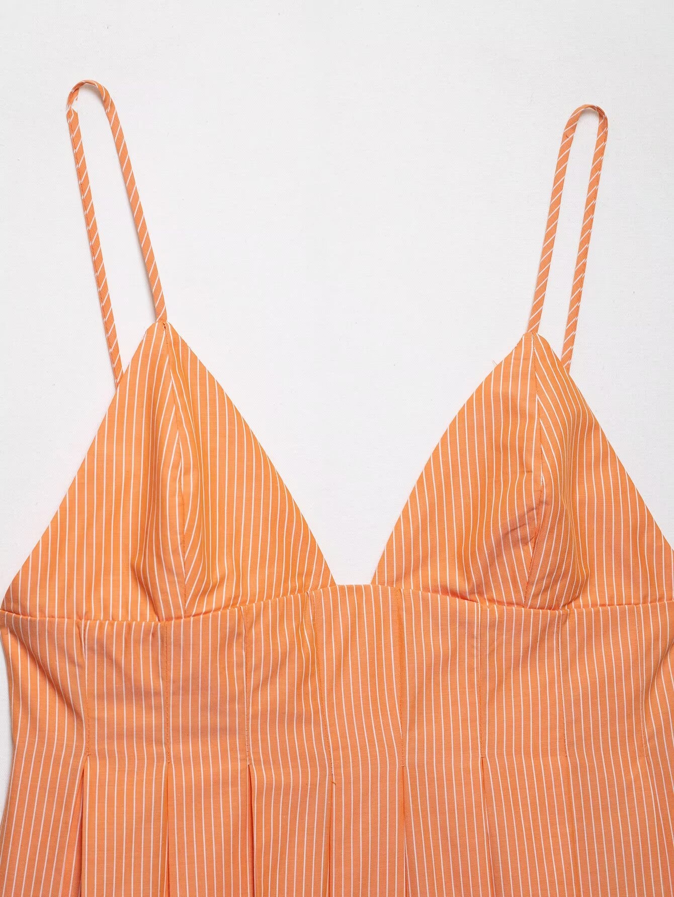 Top a canotta plissettato con scollo a V e righe arancioni