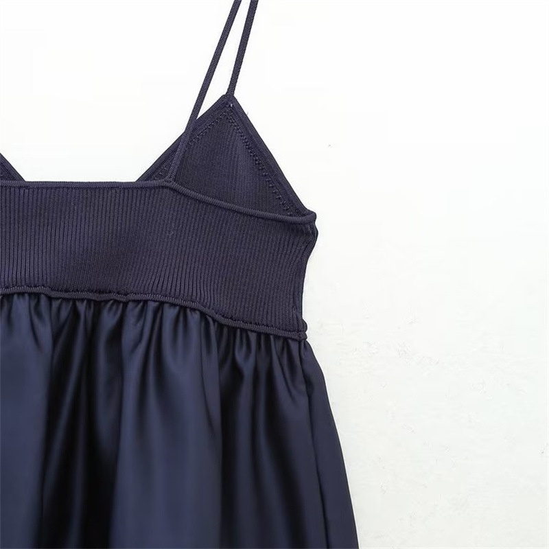 Top a canotta blu navy a coste con scollo a V e volant