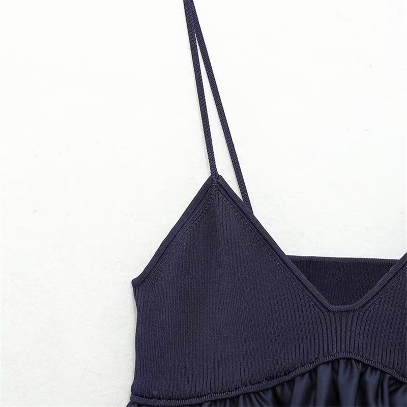 Top a canotta blu navy a coste con scollo a V e volant
