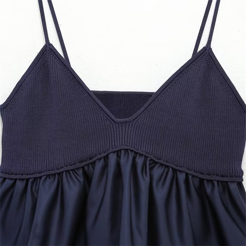 Top a canotta blu navy a coste con scollo a V e volant