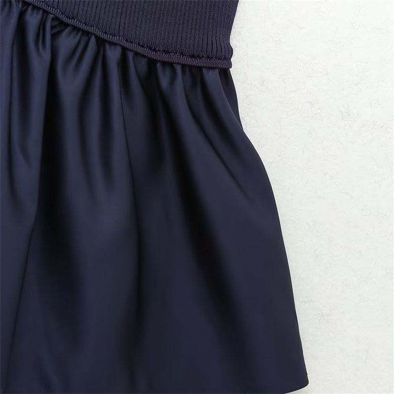 Top a canotta blu navy a coste con scollo a V e volant