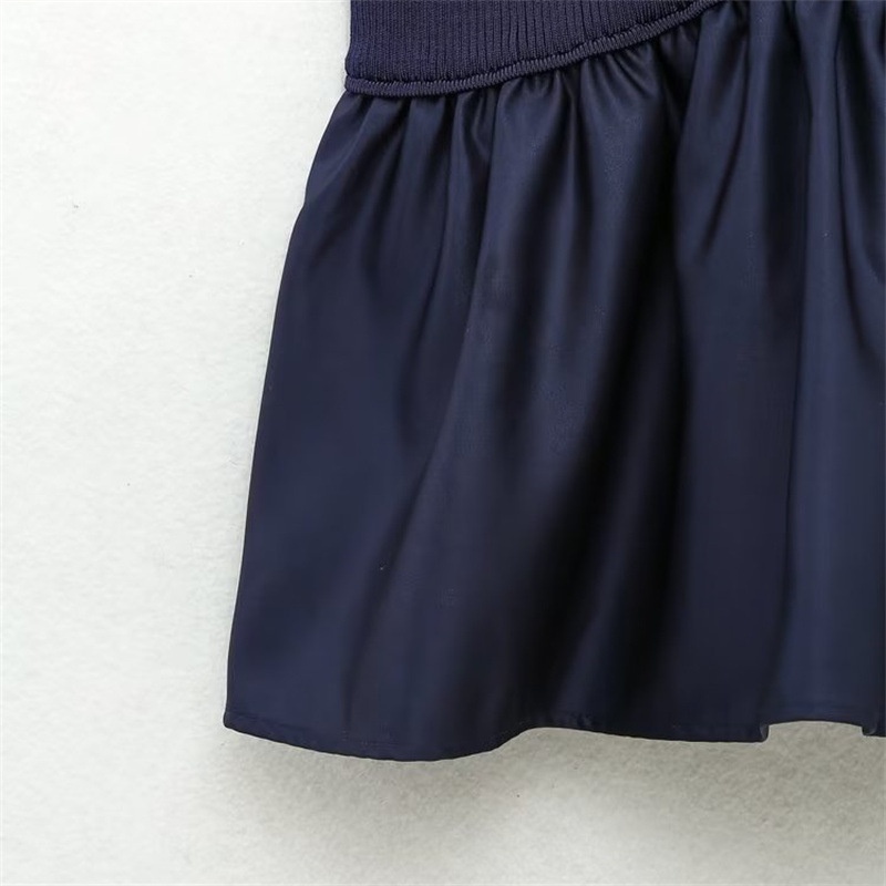 Top a canotta blu navy a coste con scollo a V e volant