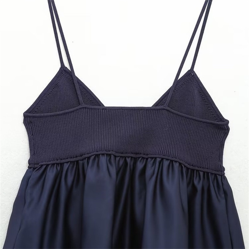 Top a canotta blu navy a coste con scollo a V e volant