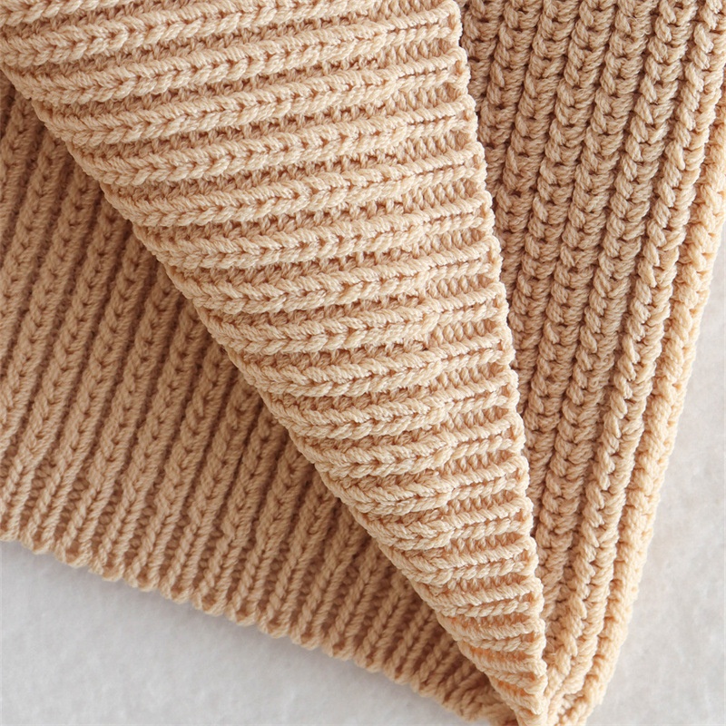 Elegante top monospalla a coste beige con spallina impreziosita da perline.