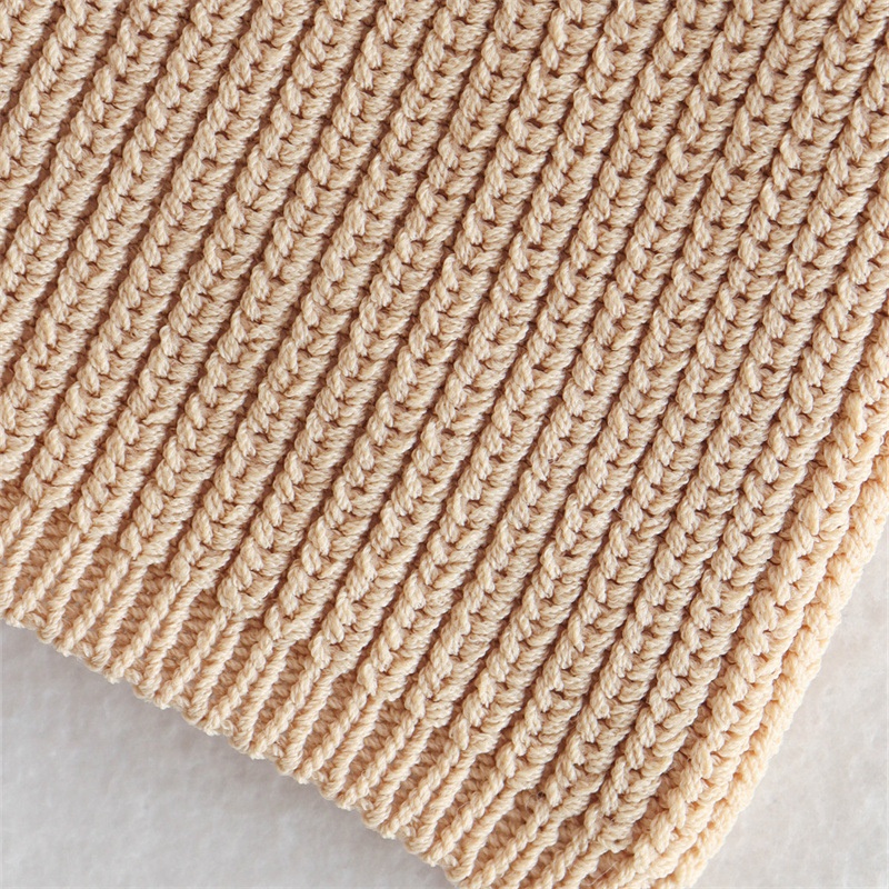 Elegante top monospalla a coste beige con spallina impreziosita da perline.
