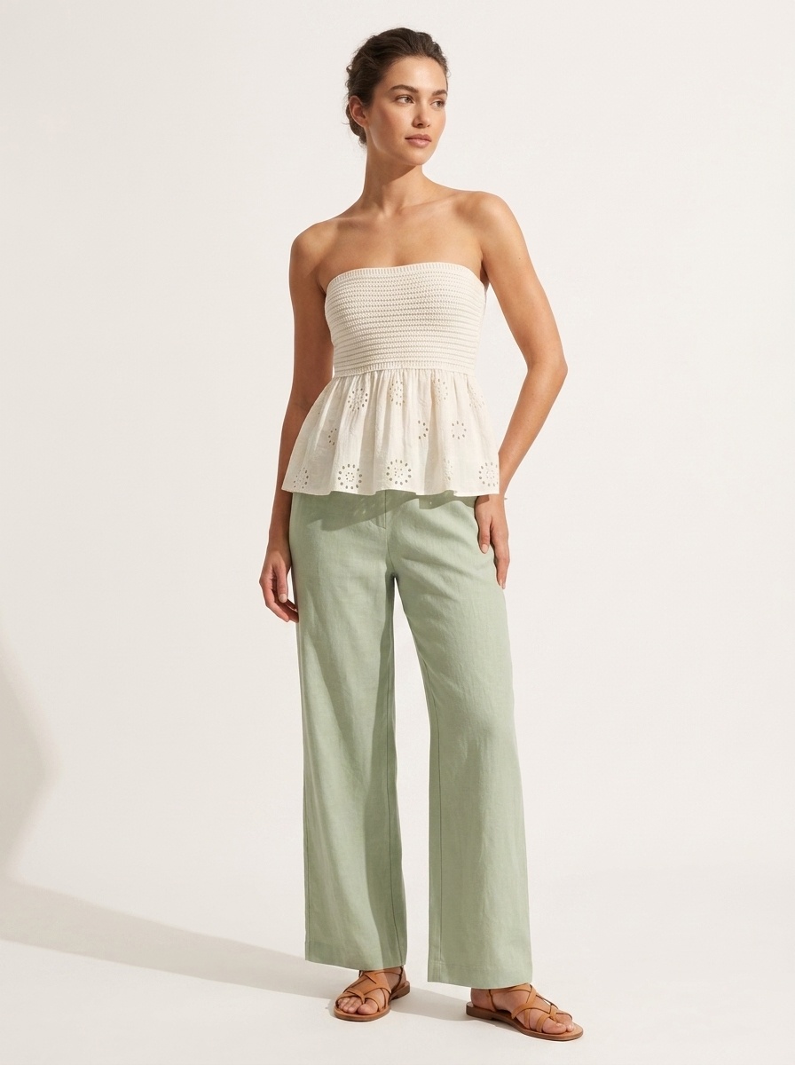 Top boho senza spalline in maglia all'uncinetto con volant e ricami traforati.