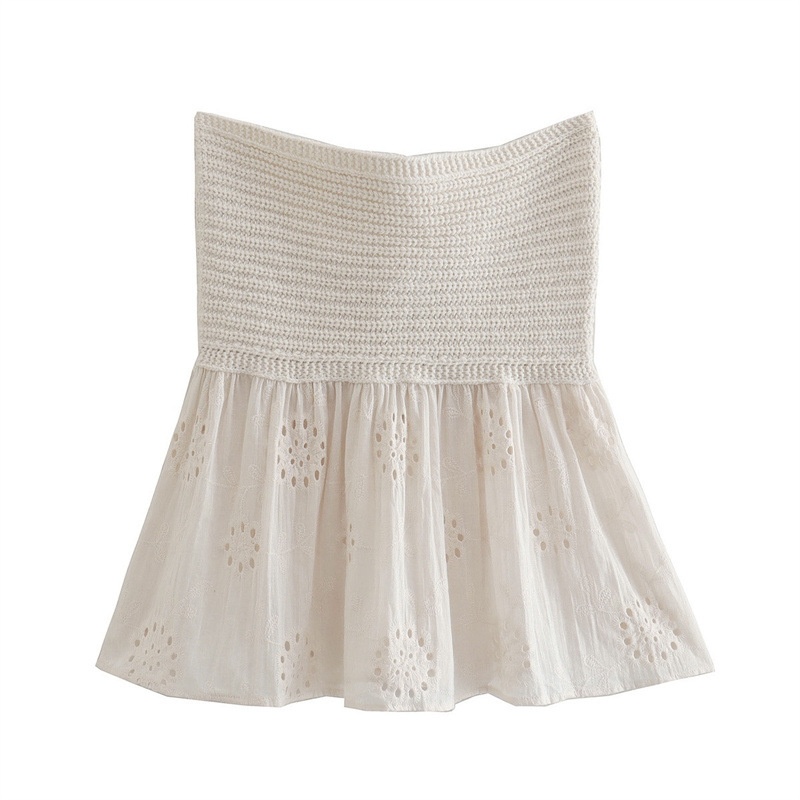 Top boho senza spalline in maglia all'uncinetto con volant e ricami traforati.