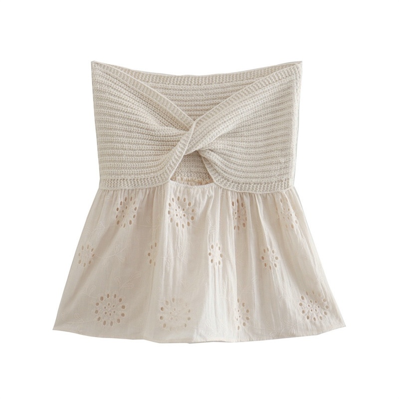 Top boho senza spalline in maglia all'uncinetto con volant e ricami traforati.