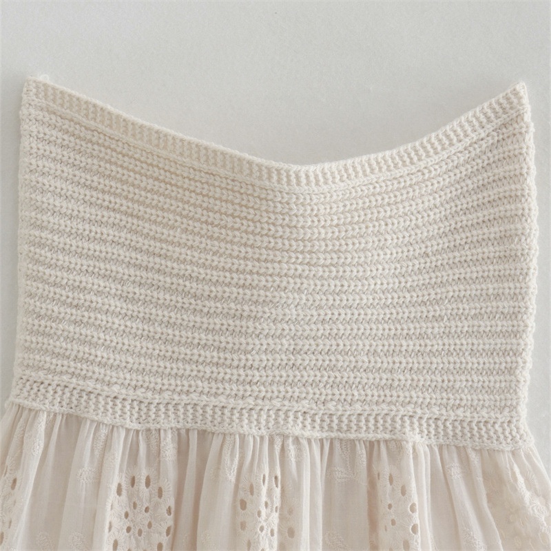 Top boho senza spalline in maglia all'uncinetto con volant e ricami traforati.