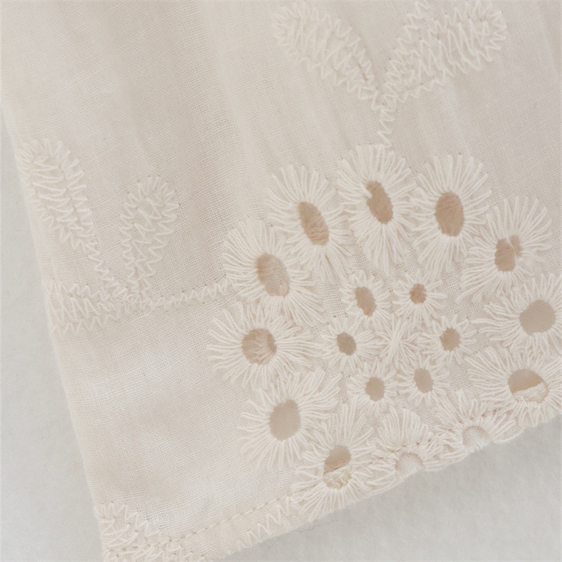 Top boho senza spalline in maglia all'uncinetto con volant e ricami traforati.