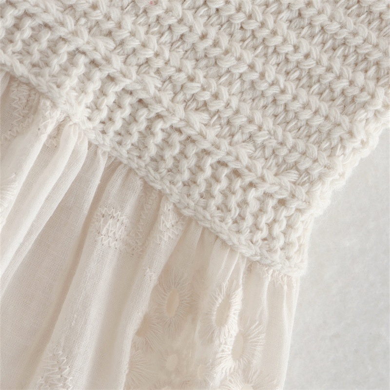 Top boho senza spalline in maglia all'uncinetto con volant e ricami traforati.