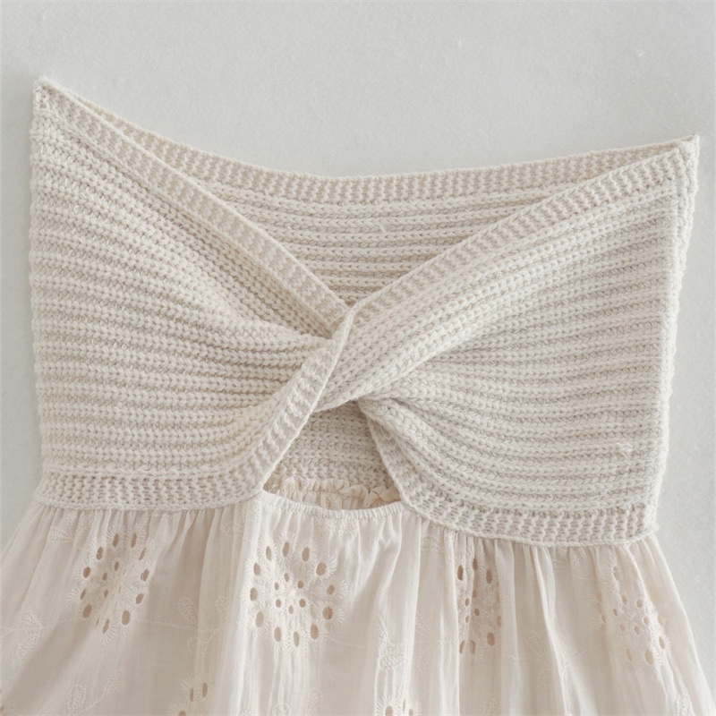 Top boho senza spalline in maglia all'uncinetto con volant e ricami traforati.
